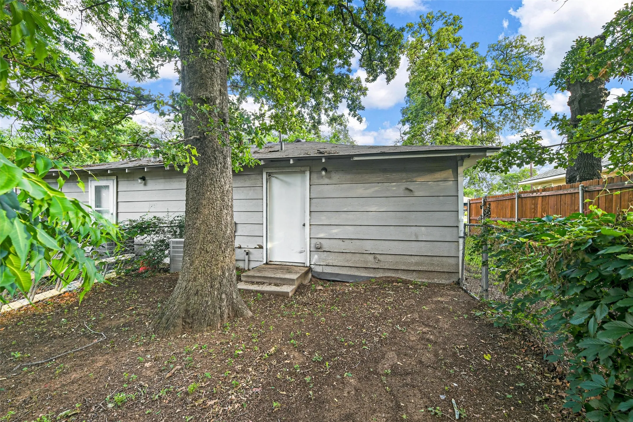 Duplex For Rent in Denton County , 521 Ruth Street A, Denton, Texas 76205, 2 Bedroom, 2 Bathroom, Garage spaces, 1,000 Sqft, built in 1959, mls#21391619, Real Estate Agent in Denton, Homes For Rent in Denton county, Homes For Rent in Denton, Realtor in Denton Texas, Real Estate Brokerage Independent Realty Texas, Luminita Cordes Realtor