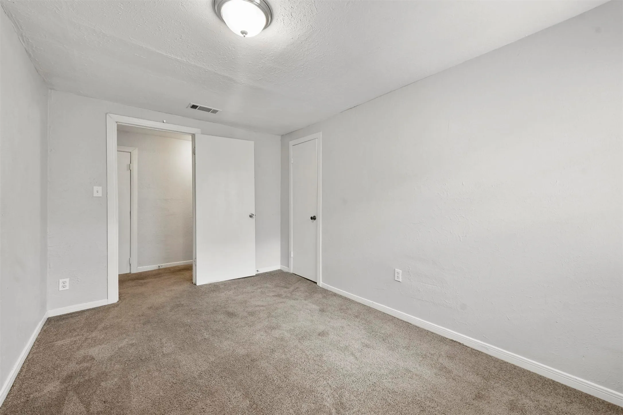 Duplex For Rent in Denton County , 521 Ruth Street A, Denton, Texas 76205, 2 Bedroom, 2 Bathroom, Garage spaces, 1,000 Sqft, built in 1959, mls#21391619, Real Estate Agent in Denton, Homes For Rent in Denton county, Homes For Rent in Denton, Realtor in Denton Texas, Real Estate Brokerage Independent Realty Texas, Luminita Cordes Realtor