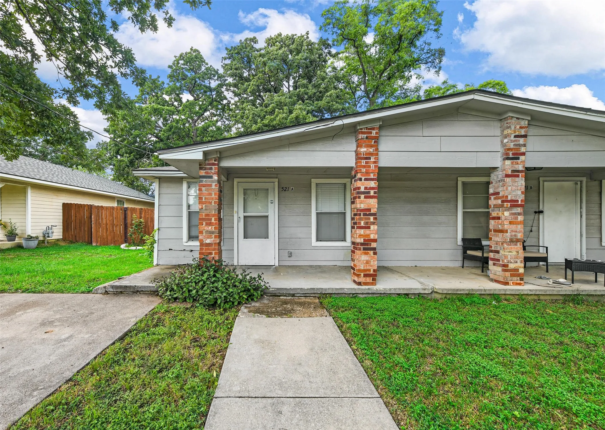 Duplex For Rent in Denton County , 521 Ruth Street A, Denton, Texas 76205, 2 Bedroom, 2 Bathroom, Garage spaces, 1,000 Sqft, built in 1959, mls#21391619, Real Estate Agent in Denton, Homes For Rent in Denton county, Homes For Rent in Denton, Realtor in Denton Texas, Real Estate Brokerage Independent Realty Texas, Luminita Cordes Realtor