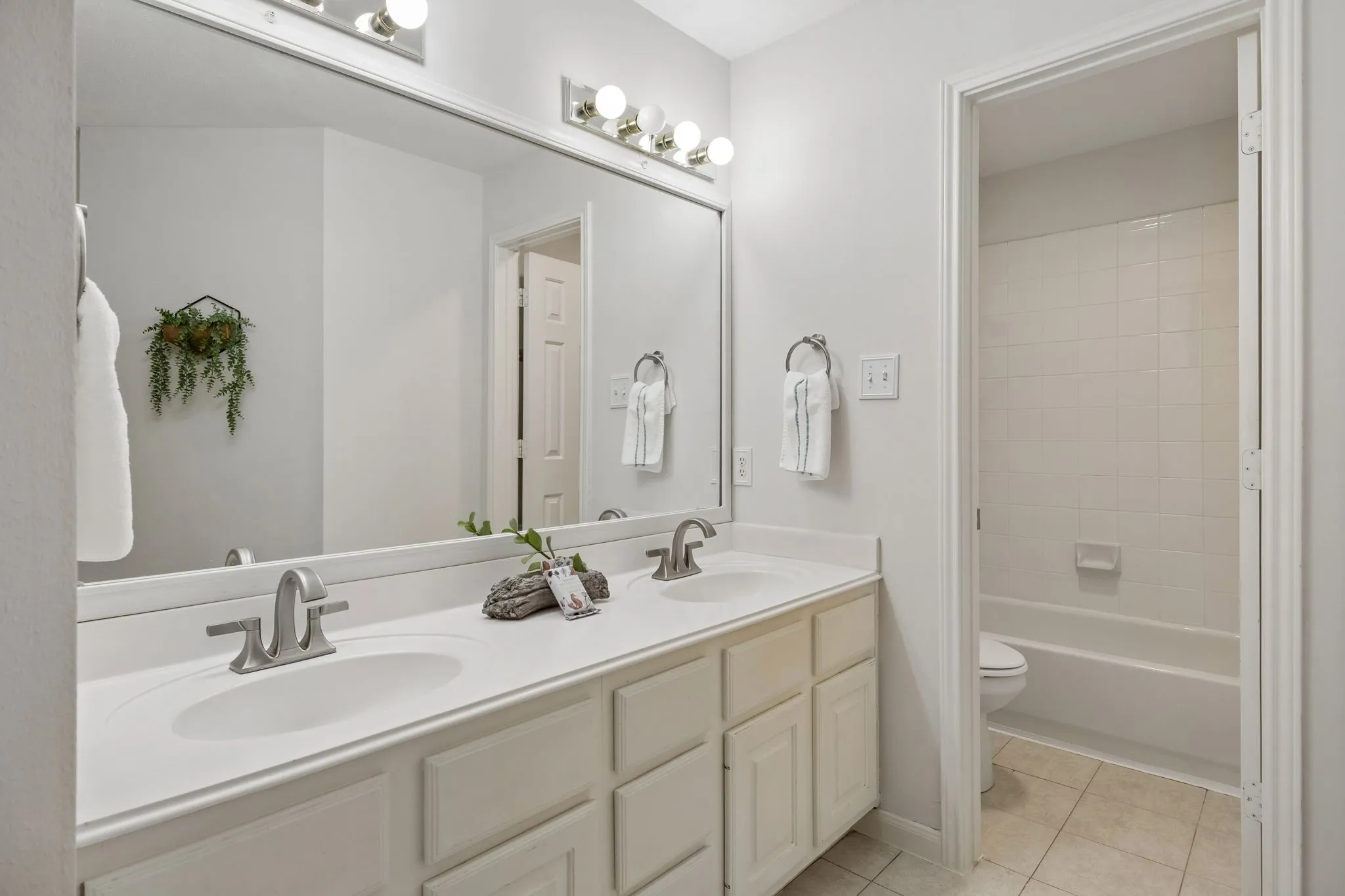 Secondary upstairs bath with double sinks