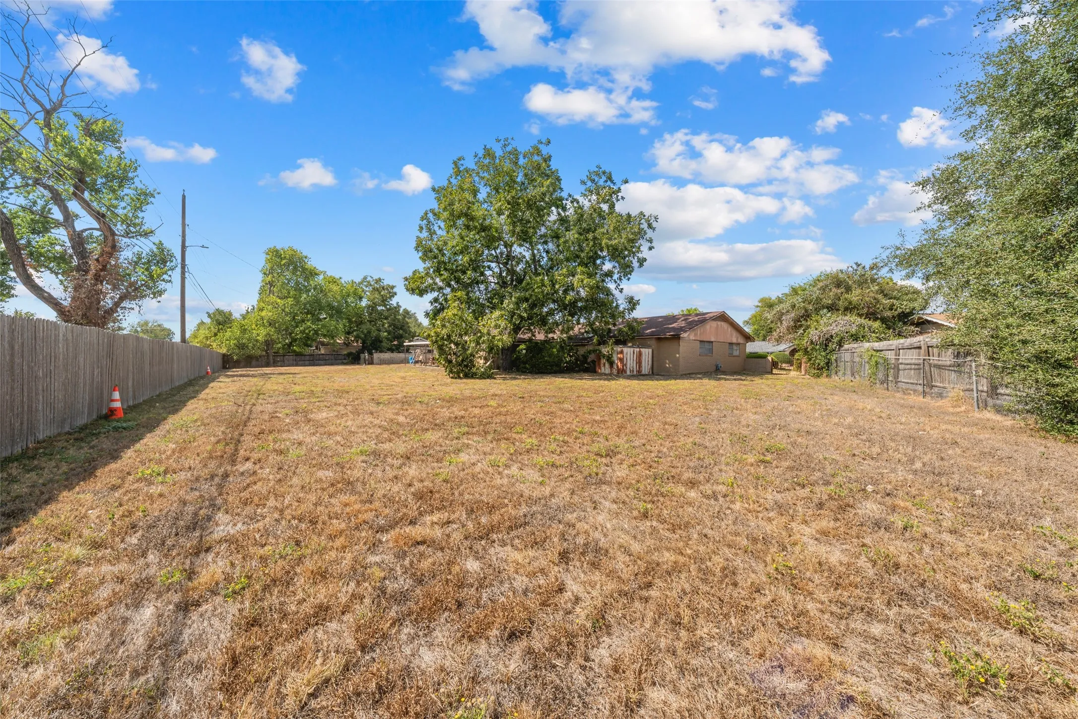 Single Family Residence For Sale in Mc Lennan County , 1815 Mahalia Drive, Waco, Texas 76705, 3 Bedroom, 2 Bathroom, 2 Garage spaces, 2,647 Sqft, built in 1966, mls#21390124, Real Estate Agent in Waco, Homes For Sale in Mc Lennan county, Homes For Sale in Waco, Realtor in Waco Texas, Real Estate Brokerage Independent Realty Texas, Luminita Cordes Realtor