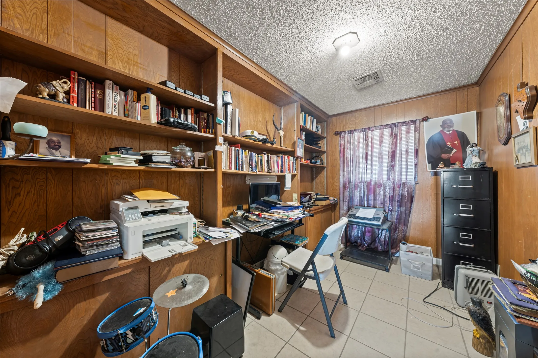 Single Family Residence For Sale in Mc Lennan County , 1815 Mahalia Drive, Waco, Texas 76705, 3 Bedroom, 2 Bathroom, 2 Garage spaces, 2,647 Sqft, built in 1966, mls#21390124, Real Estate Agent in Waco, Homes For Sale in Mc Lennan county, Homes For Sale in Waco, Realtor in Waco Texas, Real Estate Brokerage Independent Realty Texas, Luminita Cordes Realtor