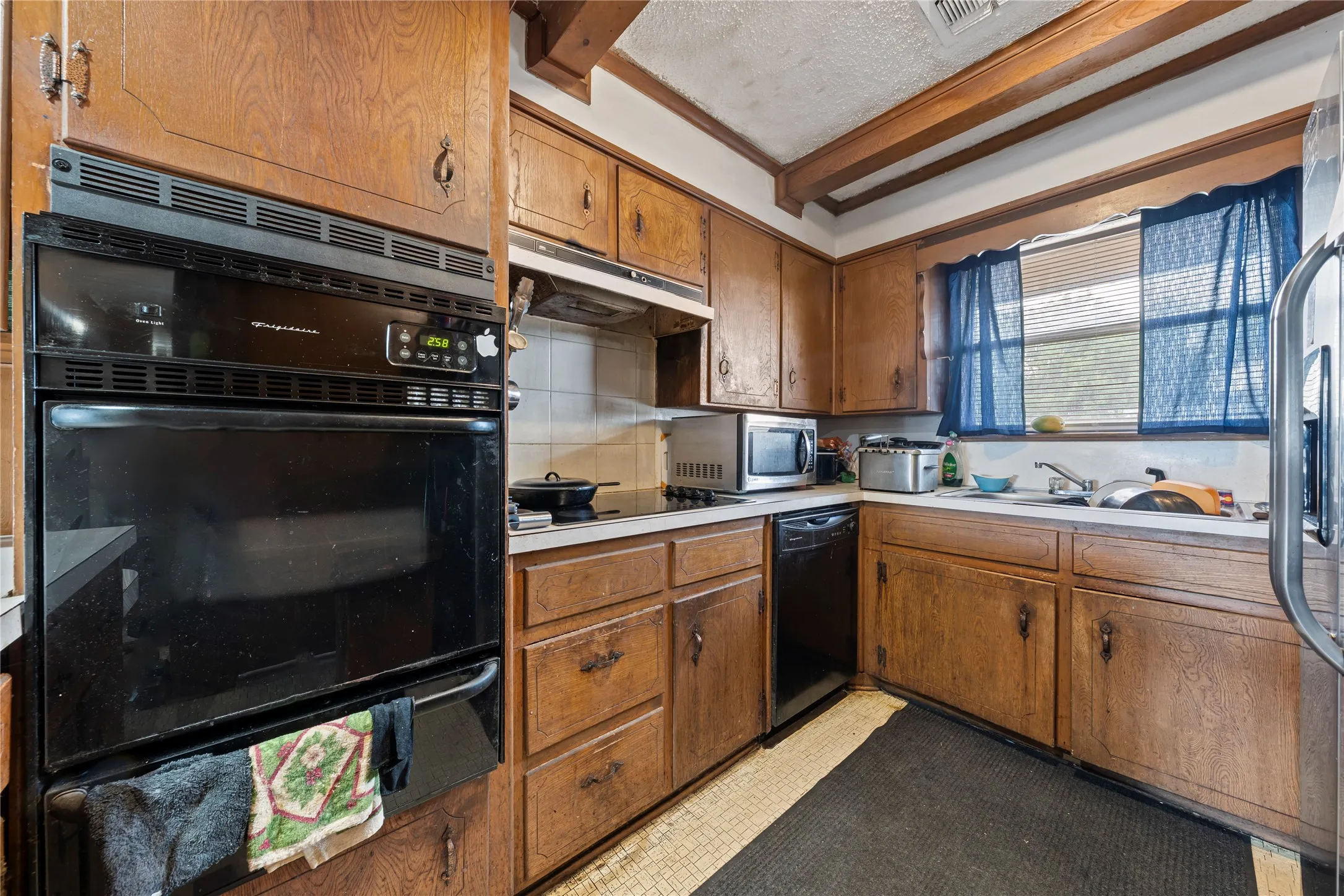 Single Family Residence For Sale in Mc Lennan County , 1815 Mahalia Drive, Waco, Texas 76705, 3 Bedroom, 2 Bathroom, 2 Garage spaces, 2,647 Sqft, built in 1966, mls#21390124, Real Estate Agent in Waco, Homes For Sale in Mc Lennan county, Homes For Sale in Waco, Realtor in Waco Texas, Real Estate Brokerage Independent Realty Texas, Luminita Cordes Realtor