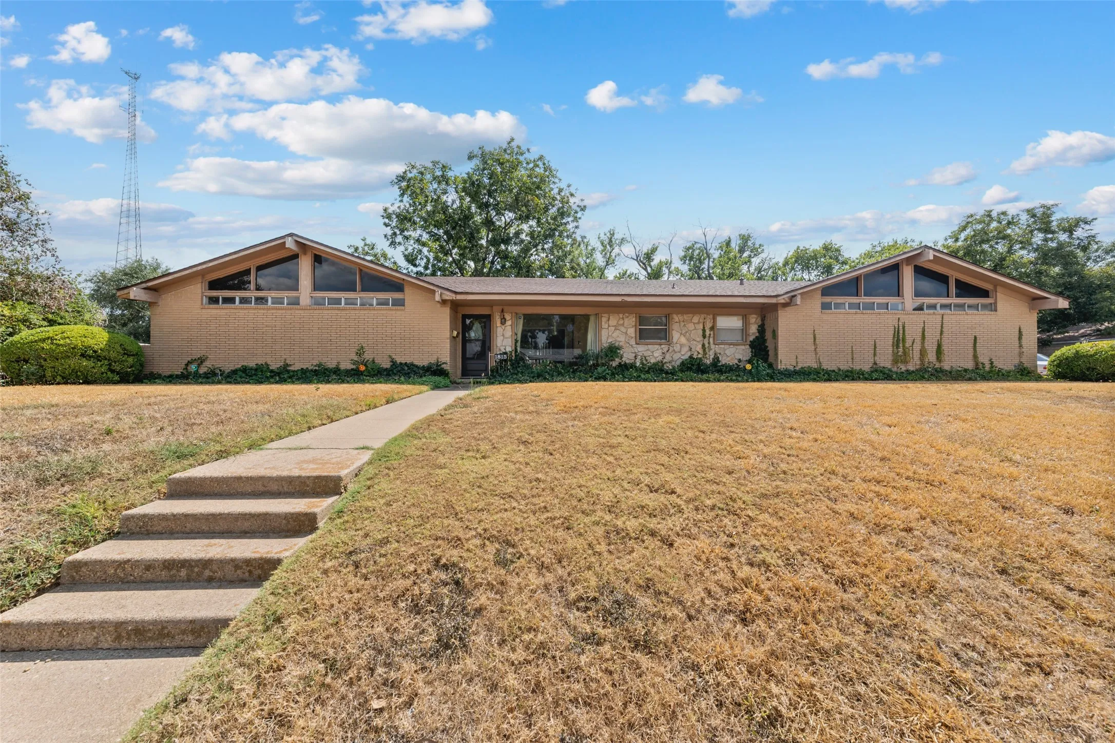 Single Family Residence For Sale in Mc Lennan County , 1815 Mahalia Drive, Waco, Texas 76705, 3 Bedroom, 2 Bathroom, 2 Garage spaces, 2,647 Sqft, built in 1966, mls#21390124, Real Estate Agent in Waco, Homes For Sale in Mc Lennan county, Homes For Sale in Waco, Realtor in Waco Texas, Real Estate Brokerage Independent Realty Texas, Luminita Cordes Realtor