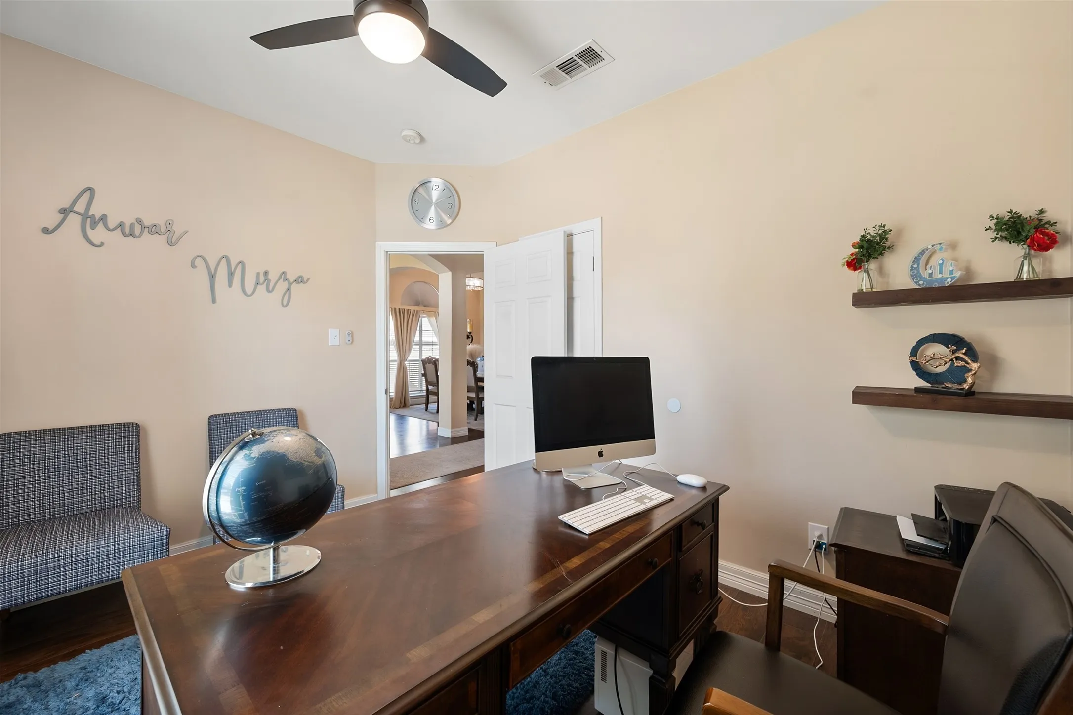 Vaulted ceiling with an attached ceiling fan and light fixture
