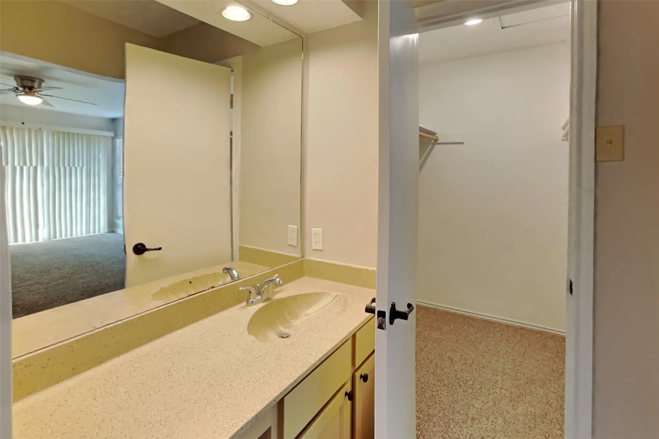 Duplex For Rent in Dallas County , 2204 Heritage Circle, Carrollton, Texas 75006, 2 Bedroom, 2 Bathroom, 2 Garage spaces, 1,473 Sqft, built in 1978, mls#21391633, Real Estate Agent in Carrollton, Homes For Rent in Dallas county, Homes For Rent in Carrollton, Realtor in Carrollton Texas, Real Estate Brokerage Independent Realty Texas, Luminita Cordes Realtor