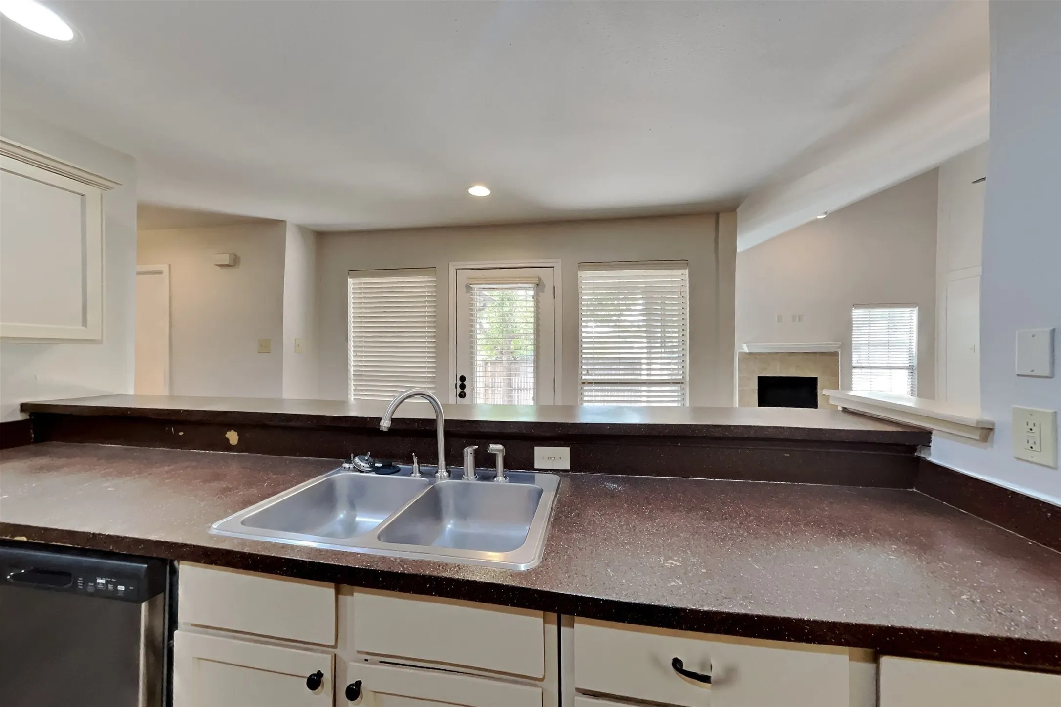 Duplex For Rent in Dallas County , 2204 Heritage Circle, Carrollton, Texas 75006, 2 Bedroom, 2 Bathroom, 2 Garage spaces, 1,473 Sqft, built in 1978, mls#21391633, Real Estate Agent in Carrollton, Homes For Rent in Dallas county, Homes For Rent in Carrollton, Realtor in Carrollton Texas, Real Estate Brokerage Independent Realty Texas, Luminita Cordes Realtor