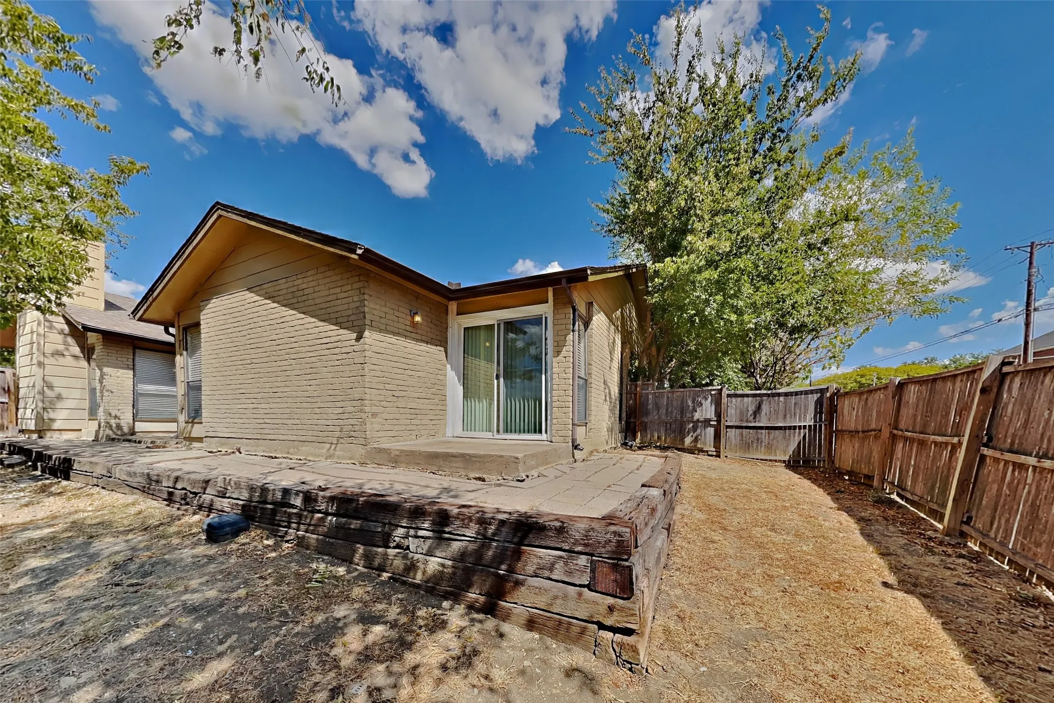 Duplex For Rent in Dallas County , 2204 Heritage Circle, Carrollton, Texas 75006, 2 Bedroom, 2 Bathroom, 2 Garage spaces, 1,473 Sqft, built in 1978, mls#21391633, Real Estate Agent in Carrollton, Homes For Rent in Dallas county, Homes For Rent in Carrollton, Realtor in Carrollton Texas, Real Estate Brokerage Independent Realty Texas, Luminita Cordes Realtor