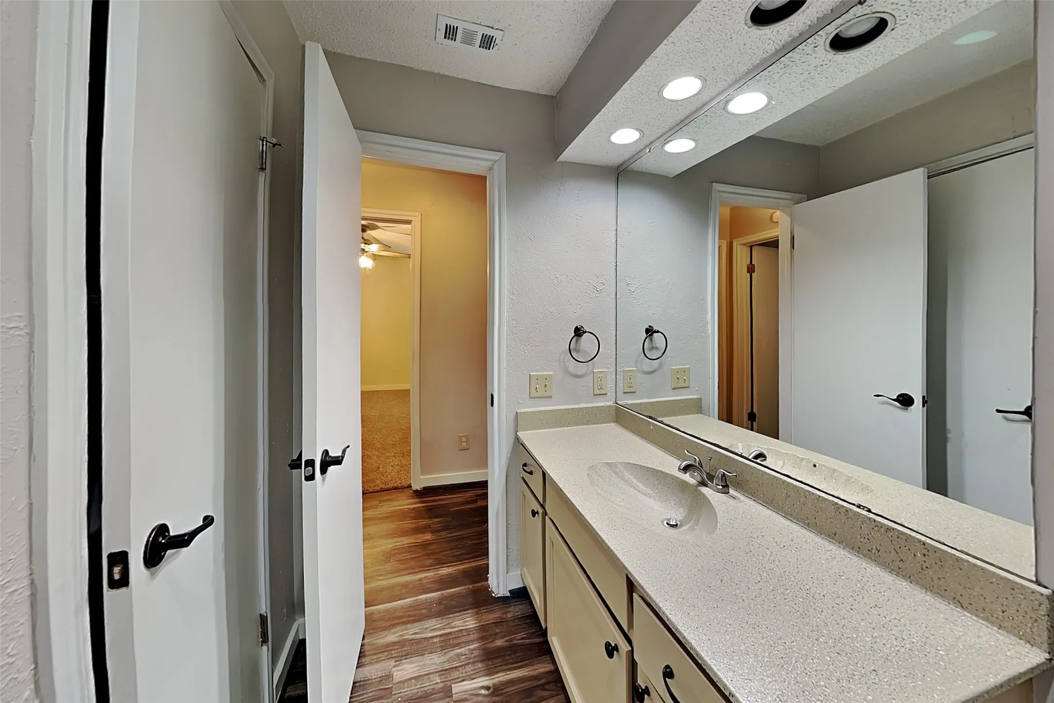 Duplex For Rent in Dallas County , 2204 Heritage Circle, Carrollton, Texas 75006, 2 Bedroom, 2 Bathroom, 2 Garage spaces, 1,473 Sqft, built in 1978, mls#21391633, Real Estate Agent in Carrollton, Homes For Rent in Dallas county, Homes For Rent in Carrollton, Realtor in Carrollton Texas, Real Estate Brokerage Independent Realty Texas, Luminita Cordes Realtor