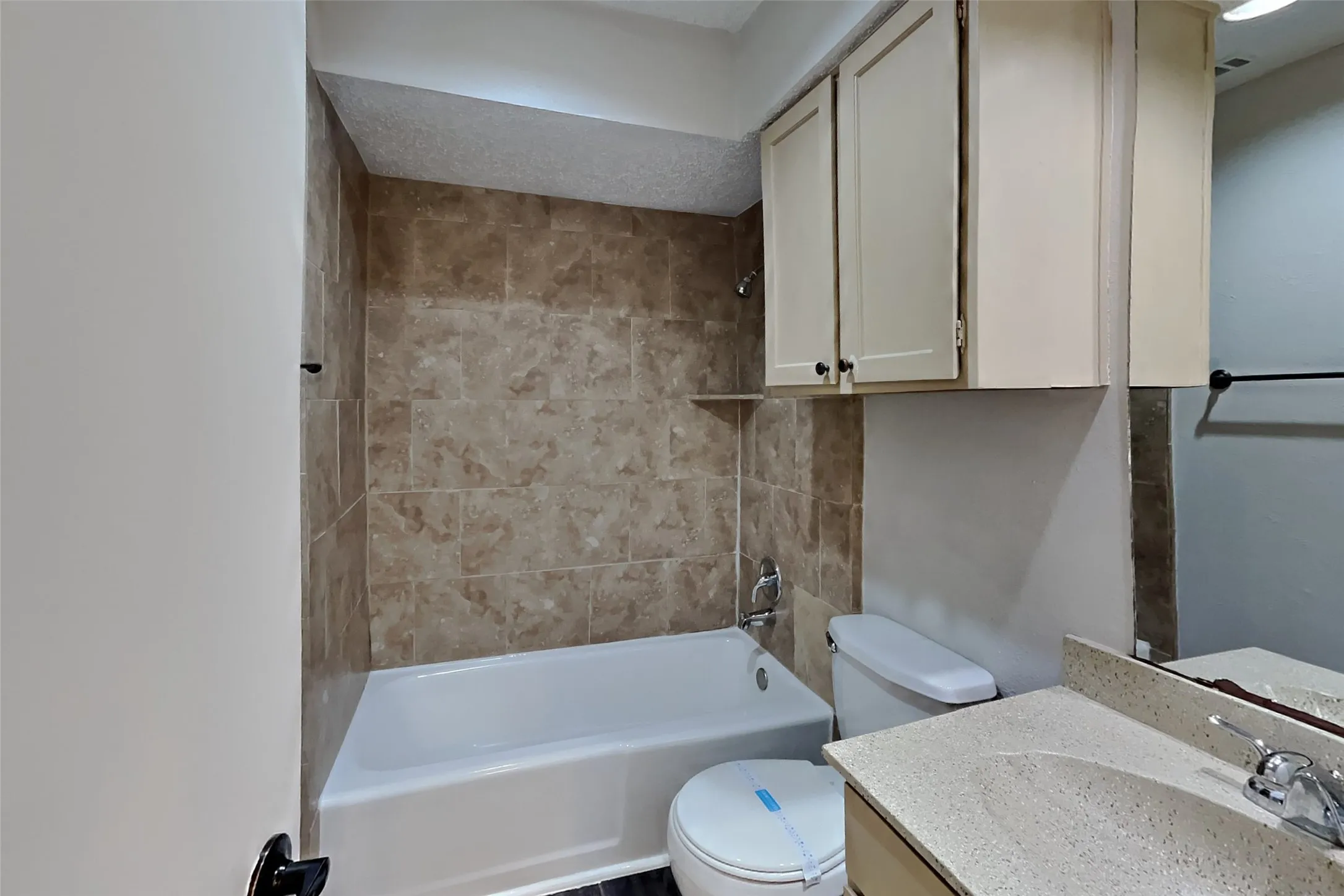 Duplex For Rent in Dallas County , 2204 Heritage Circle, Carrollton, Texas 75006, 2 Bedroom, 2 Bathroom, 2 Garage spaces, 1,473 Sqft, built in 1978, mls#21391633, Real Estate Agent in Carrollton, Homes For Rent in Dallas county, Homes For Rent in Carrollton, Realtor in Carrollton Texas, Real Estate Brokerage Independent Realty Texas, Luminita Cordes Realtor