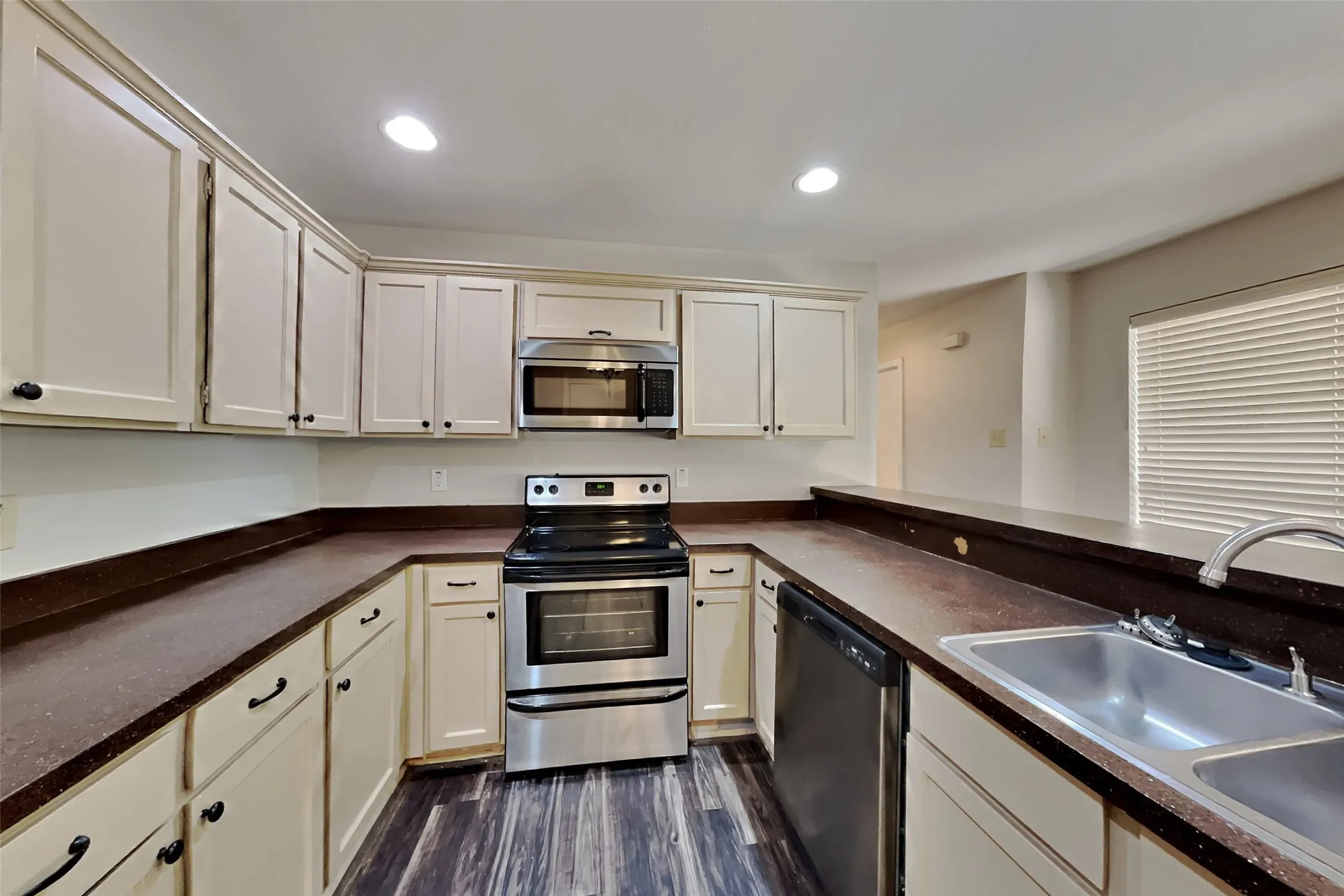 Duplex For Rent in Dallas County , 2204 Heritage Circle, Carrollton, Texas 75006, 2 Bedroom, 2 Bathroom, 2 Garage spaces, 1,473 Sqft, built in 1978, mls#21391633, Real Estate Agent in Carrollton, Homes For Rent in Dallas county, Homes For Rent in Carrollton, Realtor in Carrollton Texas, Real Estate Brokerage Independent Realty Texas, Luminita Cordes Realtor