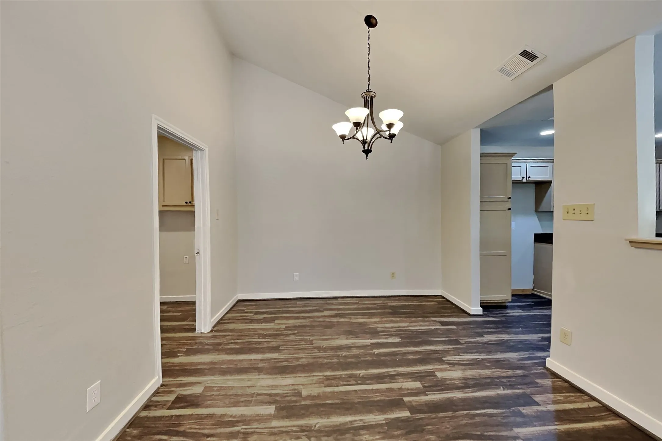 Duplex For Rent in Dallas County , 2204 Heritage Circle, Carrollton, Texas 75006, 2 Bedroom, 2 Bathroom, 2 Garage spaces, 1,473 Sqft, built in 1978, mls#21391633, Real Estate Agent in Carrollton, Homes For Rent in Dallas county, Homes For Rent in Carrollton, Realtor in Carrollton Texas, Real Estate Brokerage Independent Realty Texas, Luminita Cordes Realtor