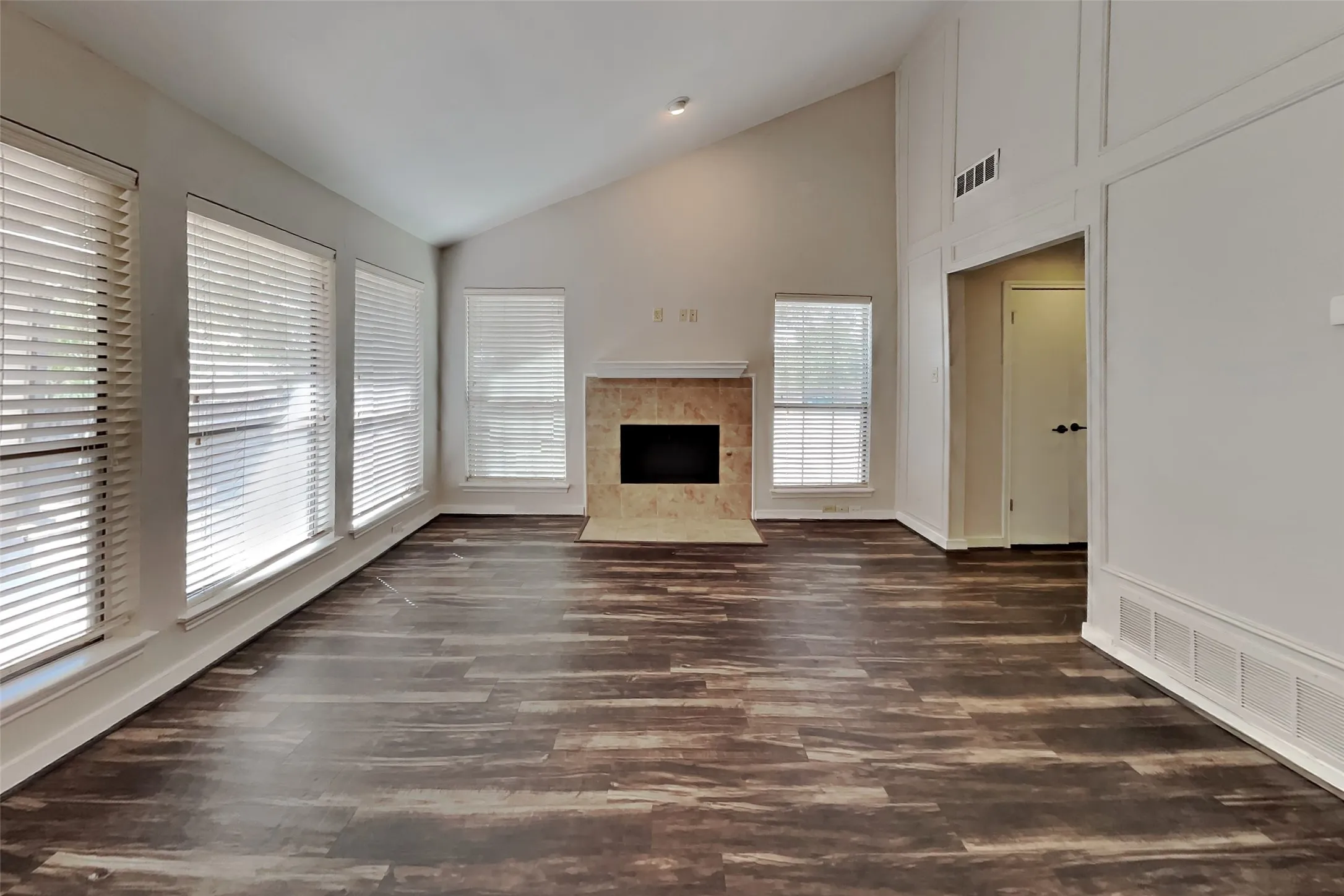 Duplex For Rent in Dallas County , 2204 Heritage Circle, Carrollton, Texas 75006, 2 Bedroom, 2 Bathroom, 2 Garage spaces, 1,473 Sqft, built in 1978, mls#21391633, Real Estate Agent in Carrollton, Homes For Rent in Dallas county, Homes For Rent in Carrollton, Realtor in Carrollton Texas, Real Estate Brokerage Independent Realty Texas, Luminita Cordes Realtor