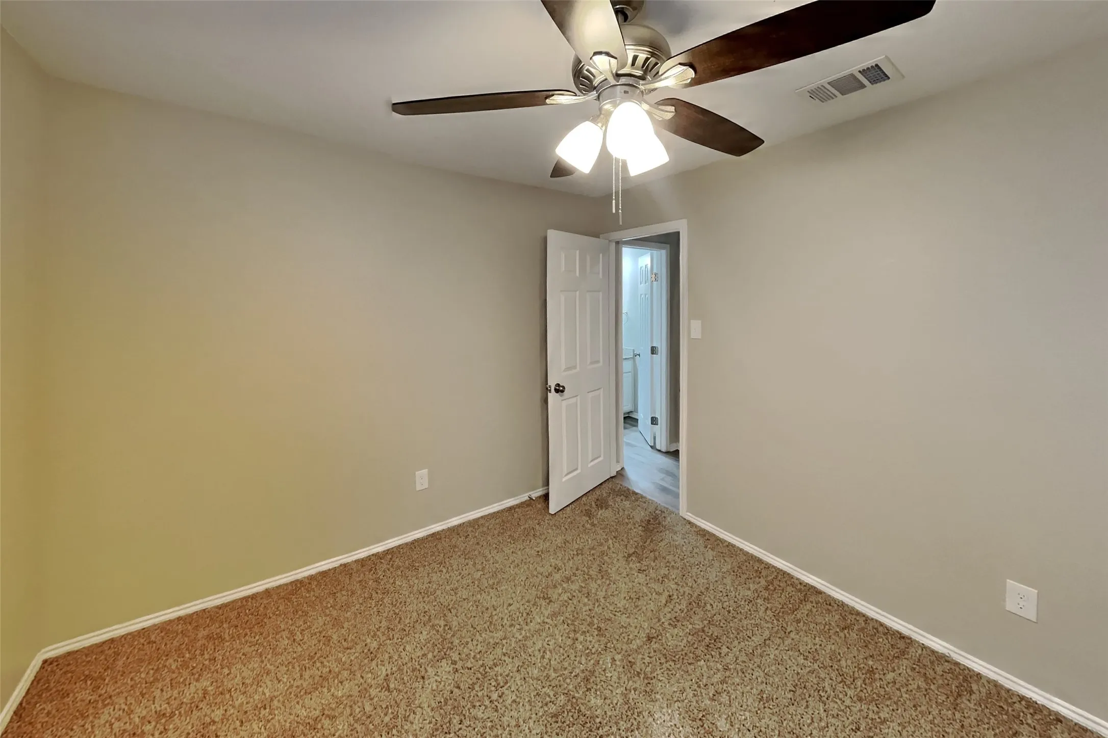 Single Family Residence For Rent in Tarrant County , 5105 Persimmon Court, Fort Worth, Texas 76244, 4 Bedroom, 2 Bathroom, 2 Garage spaces, 1,911 Sqft, built in 2003, mls#21391635, Real Estate Agent in Fort Worth, Homes For Rent in Tarrant county, Homes For Rent in Fort Worth, Realtor in Fort Worth Texas, Real Estate Brokerage Independent Realty Texas, Luminita Cordes Realtor