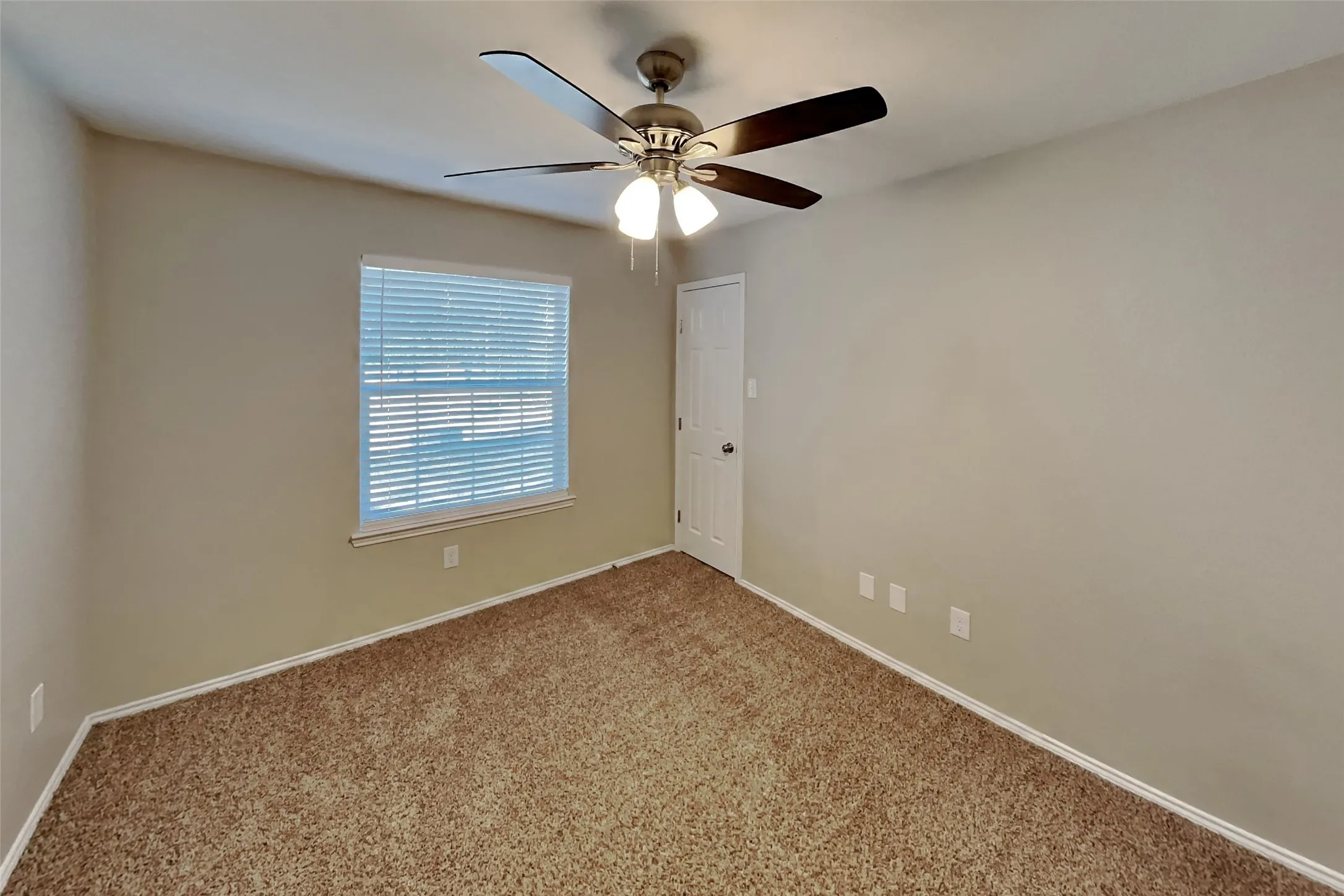 Single Family Residence For Rent in Tarrant County , 5105 Persimmon Court, Fort Worth, Texas 76244, 4 Bedroom, 2 Bathroom, 2 Garage spaces, 1,911 Sqft, built in 2003, mls#21391635, Real Estate Agent in Fort Worth, Homes For Rent in Tarrant county, Homes For Rent in Fort Worth, Realtor in Fort Worth Texas, Real Estate Brokerage Independent Realty Texas, Luminita Cordes Realtor