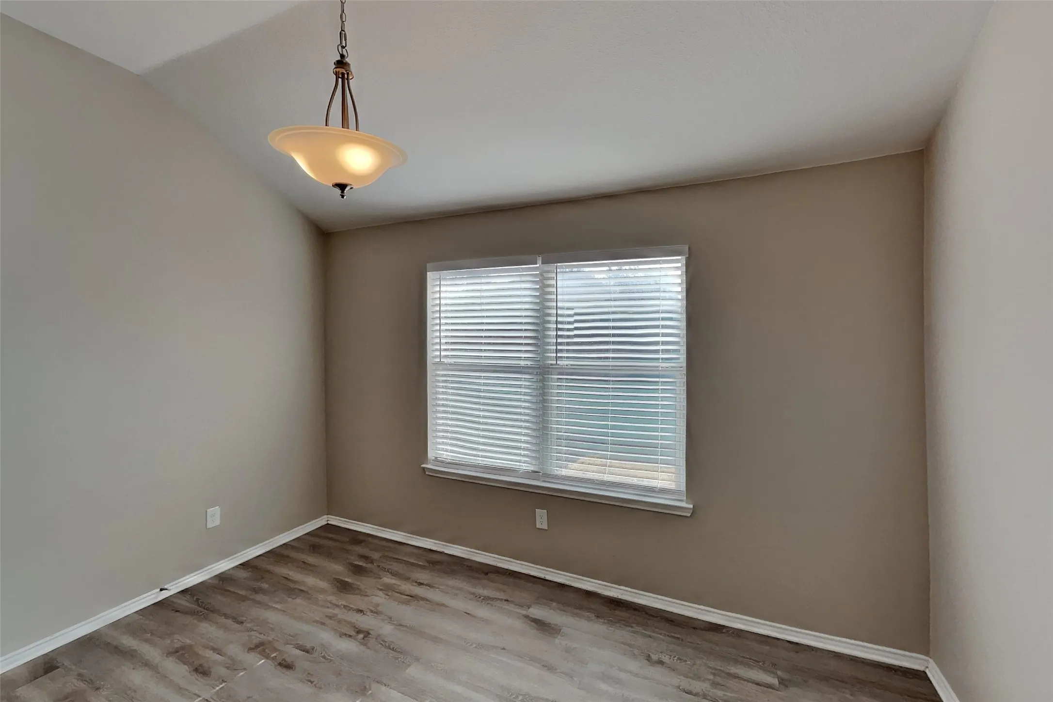 Single Family Residence For Rent in Tarrant County , 5105 Persimmon Court, Fort Worth, Texas 76244, 4 Bedroom, 2 Bathroom, 2 Garage spaces, 1,911 Sqft, built in 2003, mls#21391635, Real Estate Agent in Fort Worth, Homes For Rent in Tarrant county, Homes For Rent in Fort Worth, Realtor in Fort Worth Texas, Real Estate Brokerage Independent Realty Texas, Luminita Cordes Realtor