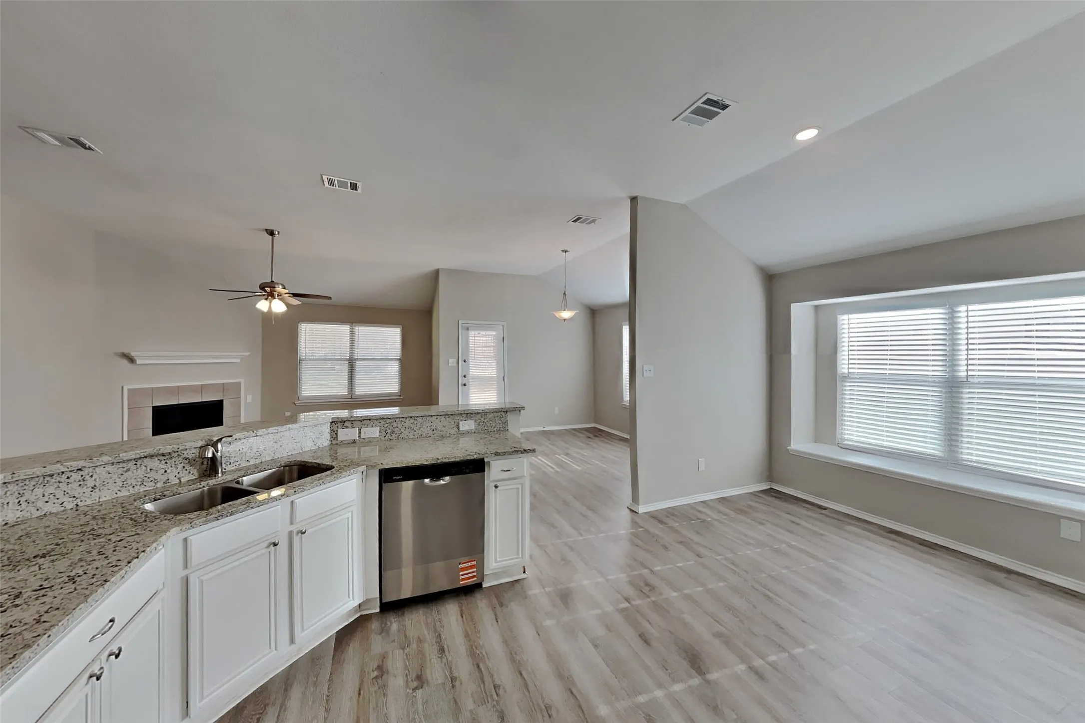 Single Family Residence For Rent in Tarrant County , 5105 Persimmon Court, Fort Worth, Texas 76244, 4 Bedroom, 2 Bathroom, 2 Garage spaces, 1,911 Sqft, built in 2003, mls#21391635, Real Estate Agent in Fort Worth, Homes For Rent in Tarrant county, Homes For Rent in Fort Worth, Realtor in Fort Worth Texas, Real Estate Brokerage Independent Realty Texas, Luminita Cordes Realtor