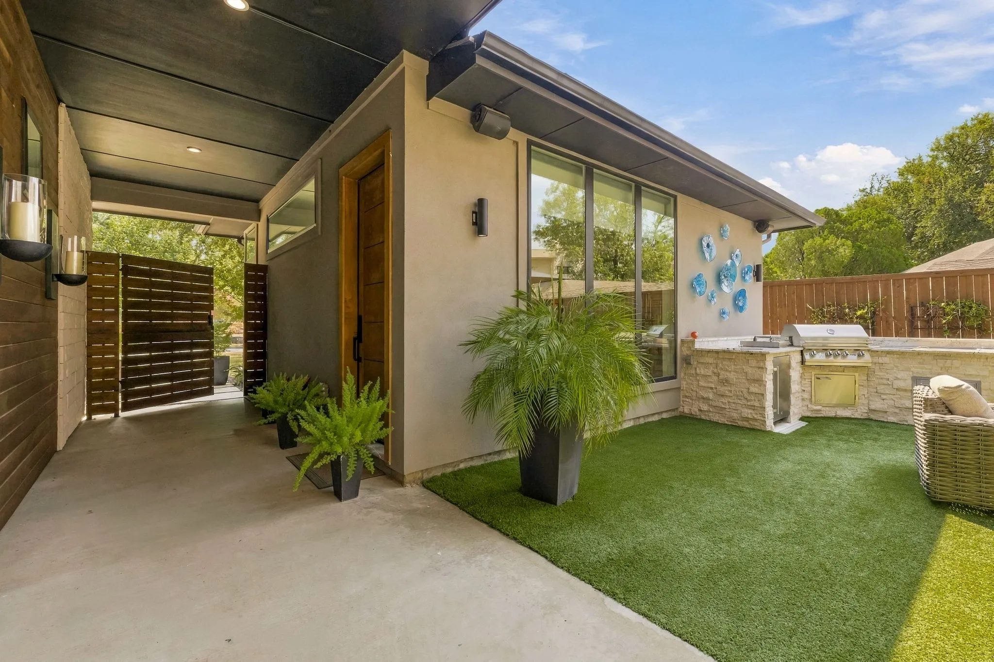 Single Family Residence For Sale in Dallas County , 9733 Mixon Drive, Dallas, Texas 75220, 3 Bedroom, 4 Bathroom, 2 Garage spaces, 3,269 Sqft, built in 2019, mls#21385536, Real Estate Agent in Dallas, Homes For Sale in Dallas county, Homes For Sale in Dallas, Realtor in Dallas Texas, Real Estate Brokerage Independent Realty Texas, Luminita Cordes Realtor
