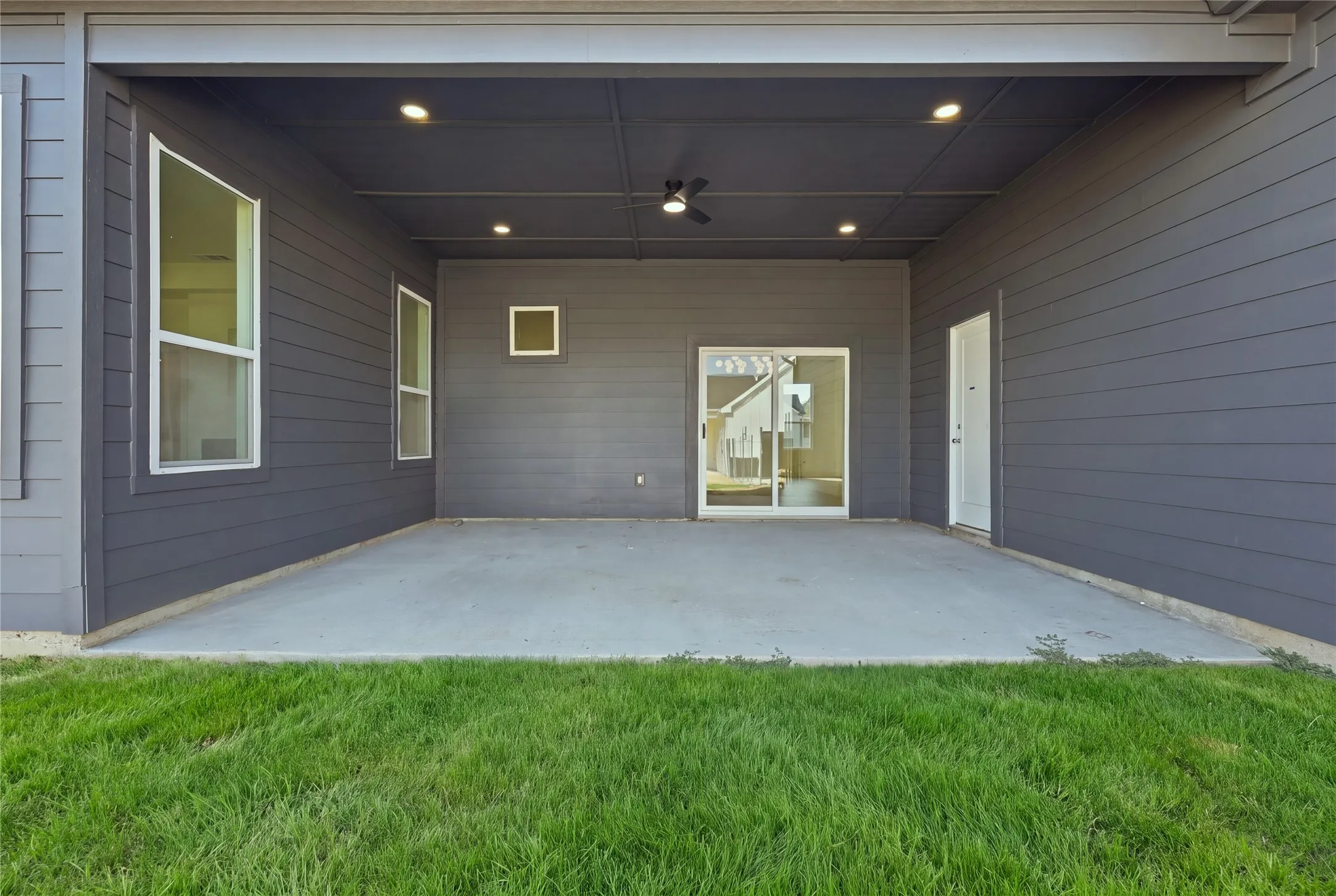 Covered patio featuring a concrete slab, recessed lighting, and a ceiling fan