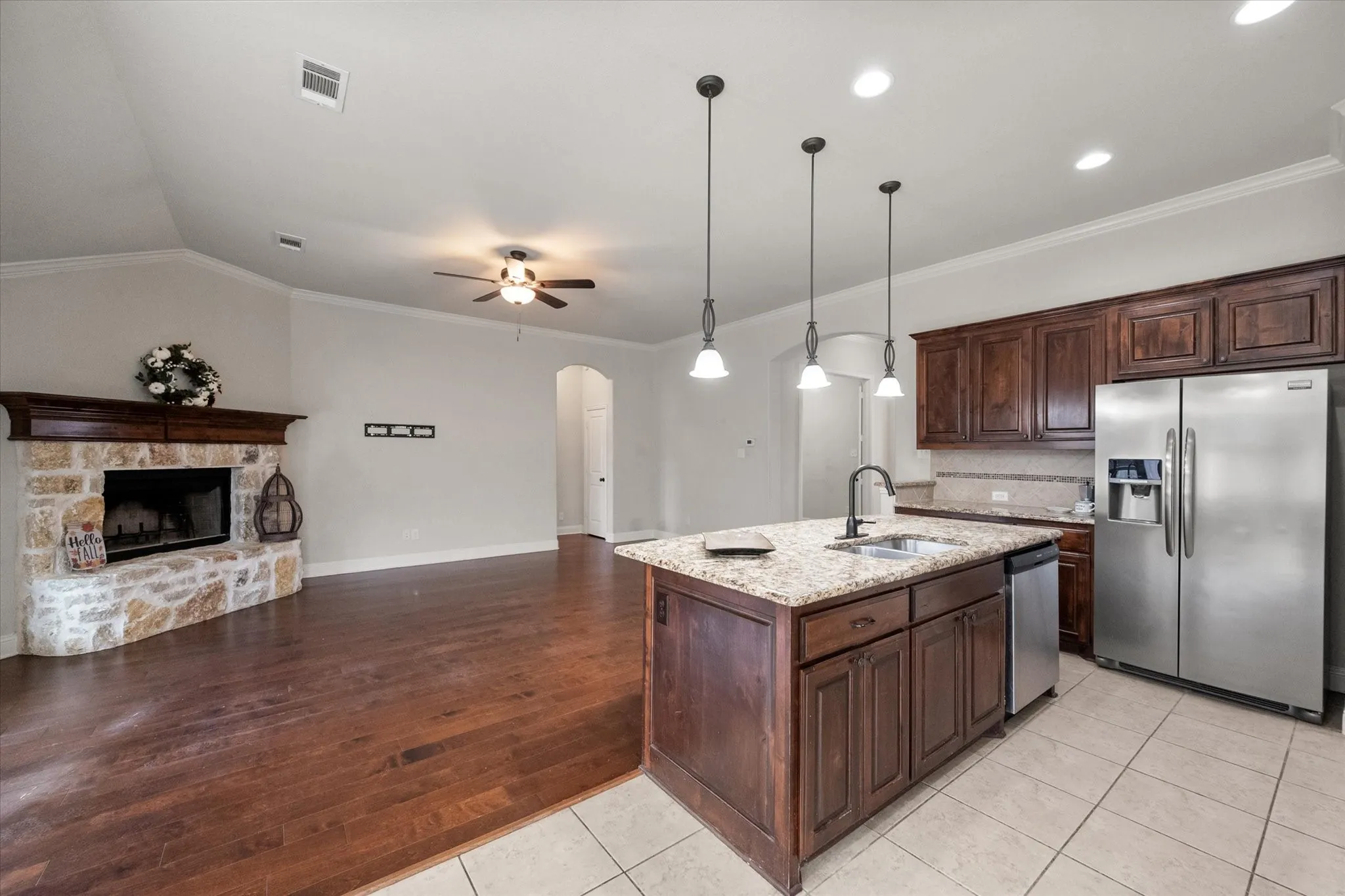 Single Family Residence For Sale in Ellis County , 217 Cambridge Street, Waxahachie, Texas 75165, 3 Bedroom, 2 Bathroom, 2 Garage spaces, 1,804 Sqft, built in 2015, mls#21387348, Real Estate Agent in Waxahachie, Homes For Sale in Ellis county, Homes For Sale in Waxahachie, Realtor in Waxahachie Texas, Real Estate Brokerage Independent Realty Texas, Luminita Cordes Realtor