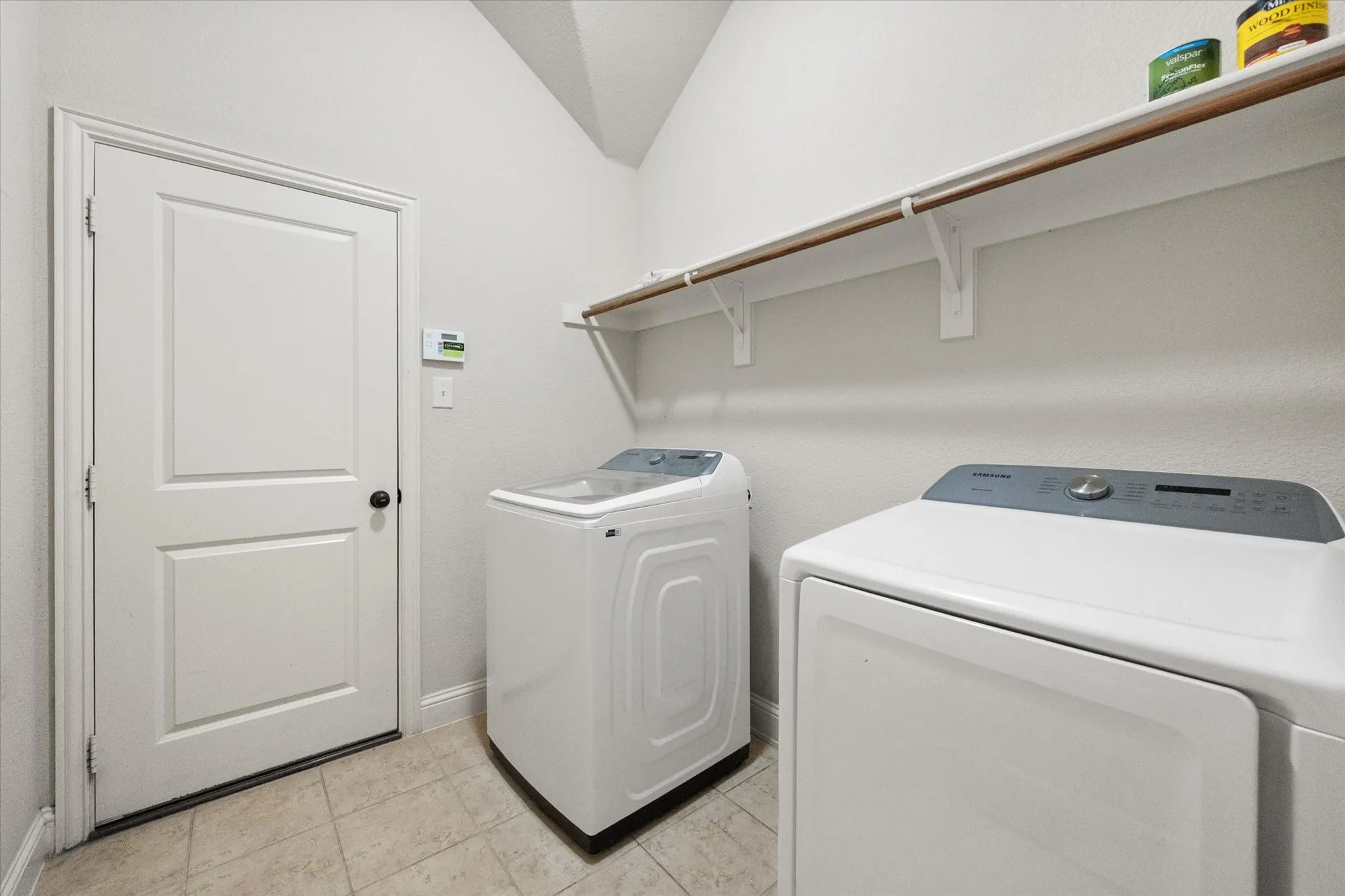 Single Family Residence For Sale in Ellis County , 217 Cambridge Street, Waxahachie, Texas 75165, 3 Bedroom, 2 Bathroom, 2 Garage spaces, 1,804 Sqft, built in 2015, mls#21387348, Real Estate Agent in Waxahachie, Homes For Sale in Ellis county, Homes For Sale in Waxahachie, Realtor in Waxahachie Texas, Real Estate Brokerage Independent Realty Texas, Luminita Cordes Realtor