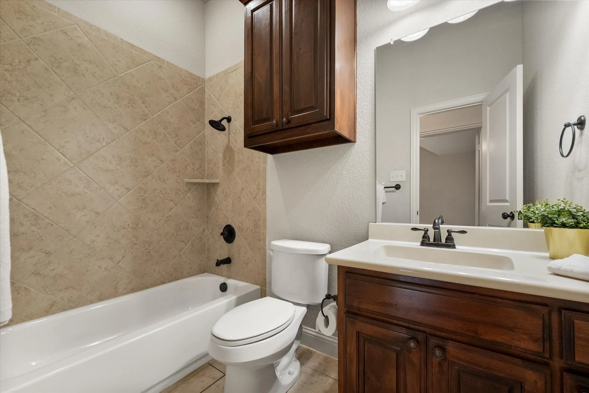 Single Family Residence For Sale in Ellis County , 217 Cambridge Street, Waxahachie, Texas 75165, 3 Bedroom, 2 Bathroom, 2 Garage spaces, 1,804 Sqft, built in 2015, mls#21387348, Real Estate Agent in Waxahachie, Homes For Sale in Ellis county, Homes For Sale in Waxahachie, Realtor in Waxahachie Texas, Real Estate Brokerage Independent Realty Texas, Luminita Cordes Realtor