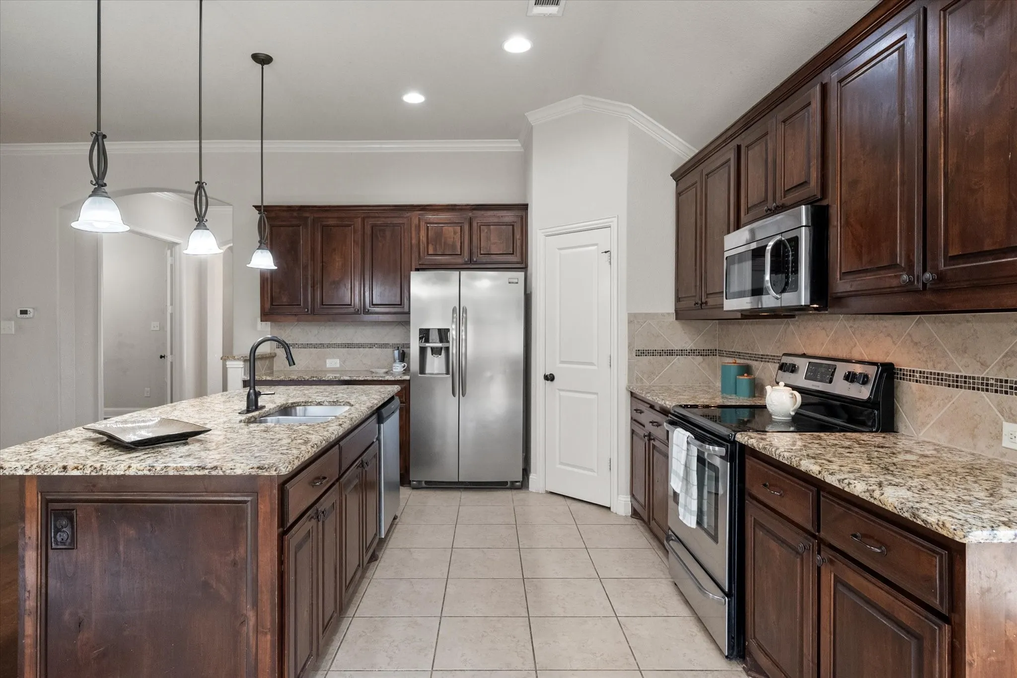 Single Family Residence For Sale in Ellis County , 217 Cambridge Street, Waxahachie, Texas 75165, 3 Bedroom, 2 Bathroom, 2 Garage spaces, 1,804 Sqft, built in 2015, mls#21387348, Real Estate Agent in Waxahachie, Homes For Sale in Ellis county, Homes For Sale in Waxahachie, Realtor in Waxahachie Texas, Real Estate Brokerage Independent Realty Texas, Luminita Cordes Realtor