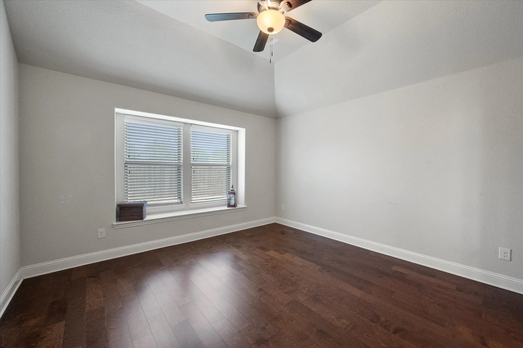 Single Family Residence For Sale in Ellis County , 217 Cambridge Street, Waxahachie, Texas 75165, 3 Bedroom, 2 Bathroom, 2 Garage spaces, 1,804 Sqft, built in 2015, mls#21387348, Real Estate Agent in Waxahachie, Homes For Sale in Ellis county, Homes For Sale in Waxahachie, Realtor in Waxahachie Texas, Real Estate Brokerage Independent Realty Texas, Luminita Cordes Realtor