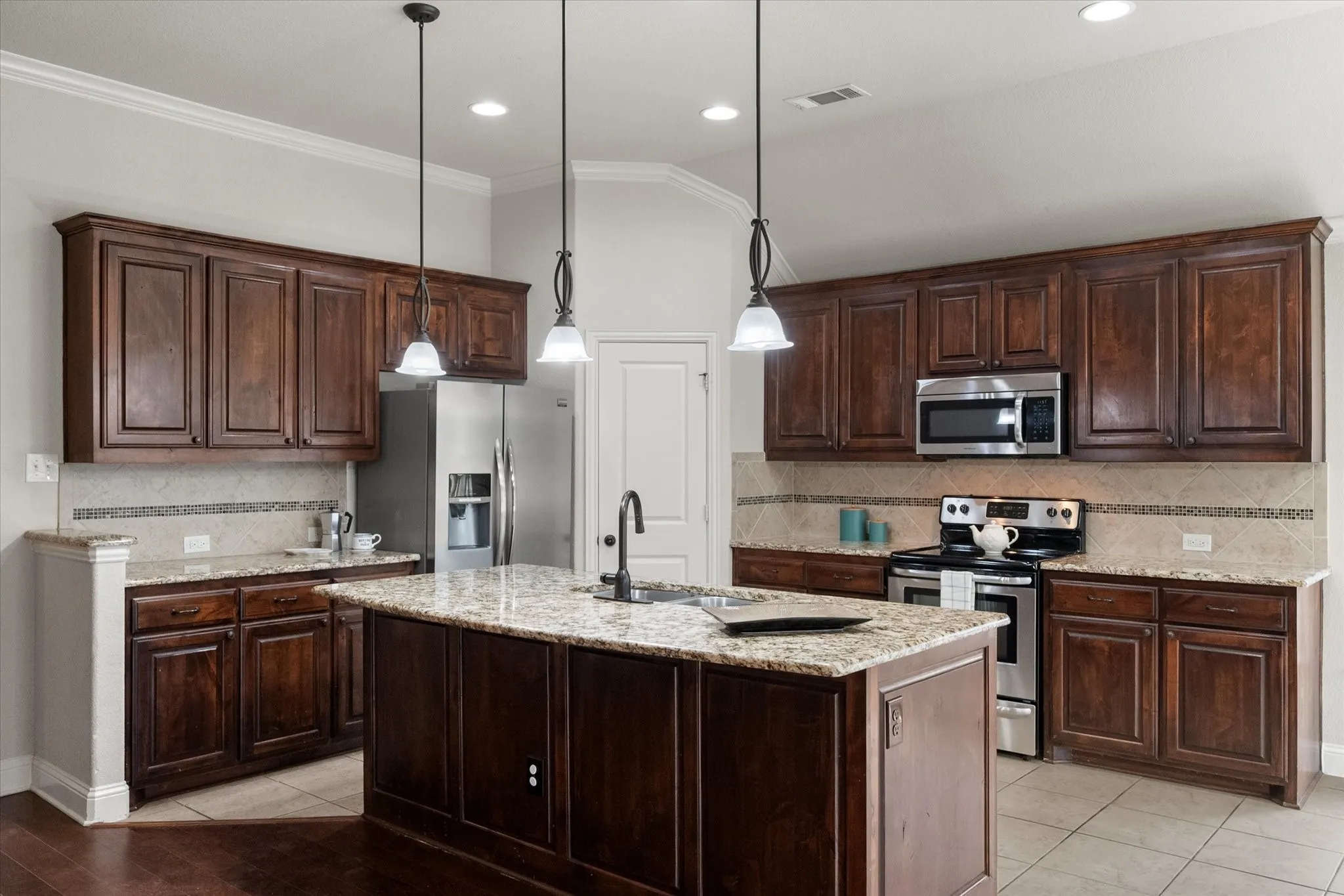 Single Family Residence For Sale in Ellis County , 217 Cambridge Street, Waxahachie, Texas 75165, 3 Bedroom, 2 Bathroom, 2 Garage spaces, 1,804 Sqft, built in 2015, mls#21387348, Real Estate Agent in Waxahachie, Homes For Sale in Ellis county, Homes For Sale in Waxahachie, Realtor in Waxahachie Texas, Real Estate Brokerage Independent Realty Texas, Luminita Cordes Realtor