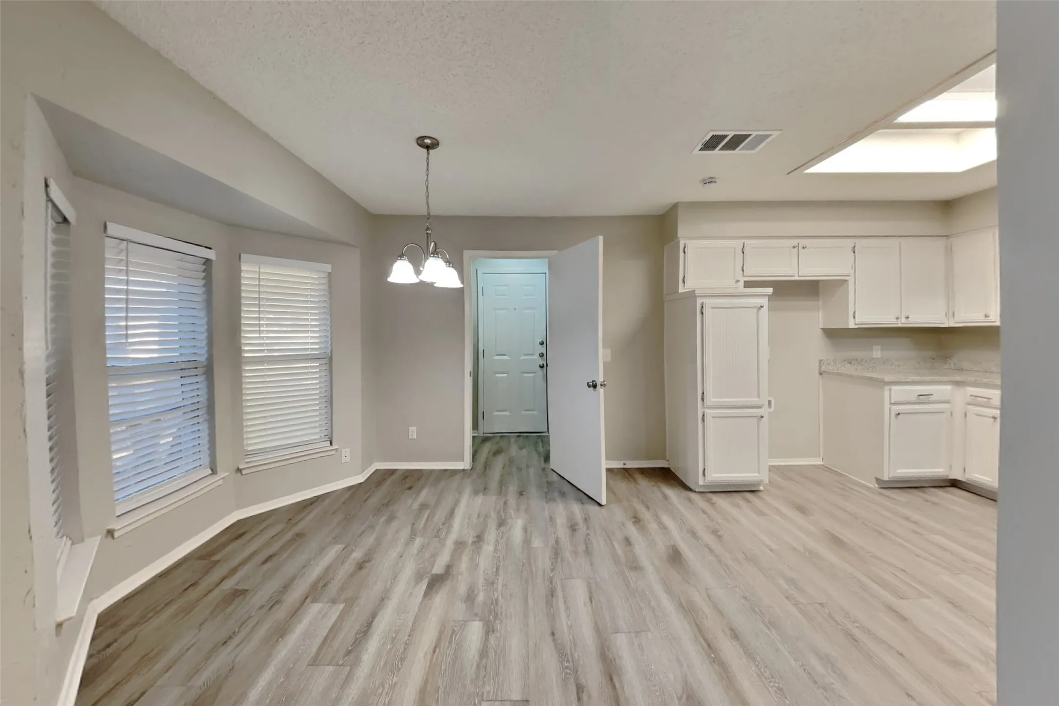 Single Family Residence For Rent in Tarrant County , 1506 Warwick Drive, Mansfield, Texas 76063, 3 Bedroom, 2 Bathroom, 2 Garage spaces, 1,531 Sqft, built in 1986, mls#21391638, Real Estate Agent in Mansfield, Homes For Rent in Tarrant county, Homes For Rent in Mansfield, Realtor in Mansfield Texas, Real Estate Brokerage Independent Realty Texas, Luminita Cordes Realtor