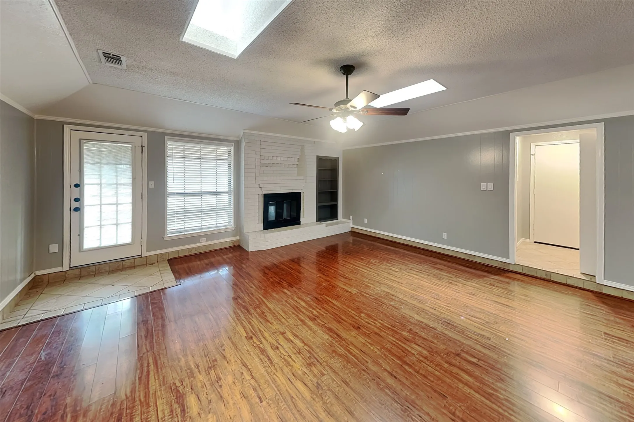 Single Family Residence For Rent in Tarrant County , 305 Bremen Drive, Hurst, Texas 76054, 3 Bedroom, 2 Bathroom, 2 Garage spaces, 1,612 Sqft, built in 1980, mls#21391641, Real Estate Agent in Hurst, Homes For Rent in Tarrant county, Homes For Rent in Hurst, Realtor in Hurst Texas, Real Estate Brokerage Independent Realty Texas, Luminita Cordes Realtor