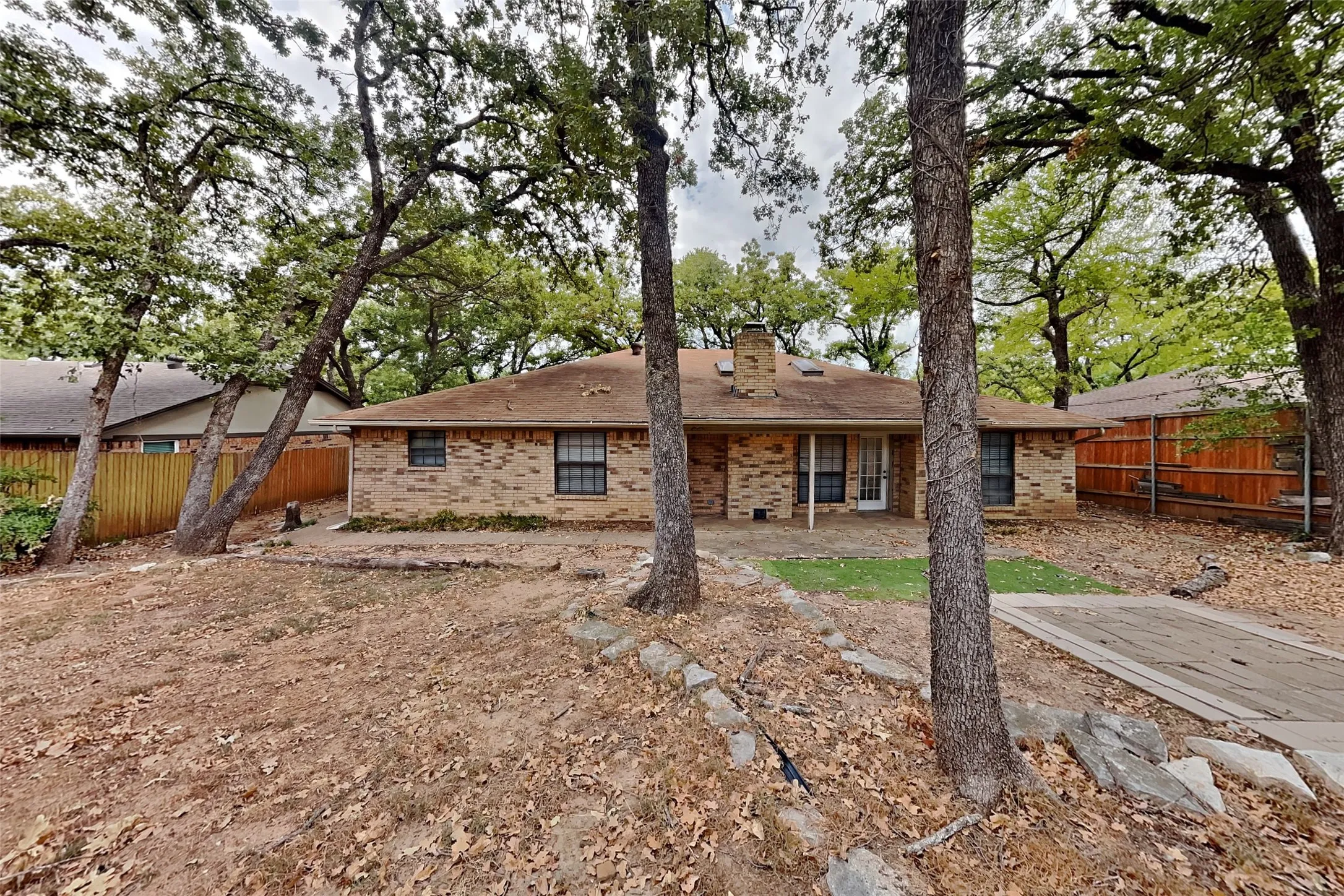 Single Family Residence For Rent in Tarrant County , 305 Bremen Drive, Hurst, Texas 76054, 3 Bedroom, 2 Bathroom, 2 Garage spaces, 1,612 Sqft, built in 1980, mls#21391641, Real Estate Agent in Hurst, Homes For Rent in Tarrant county, Homes For Rent in Hurst, Realtor in Hurst Texas, Real Estate Brokerage Independent Realty Texas, Luminita Cordes Realtor