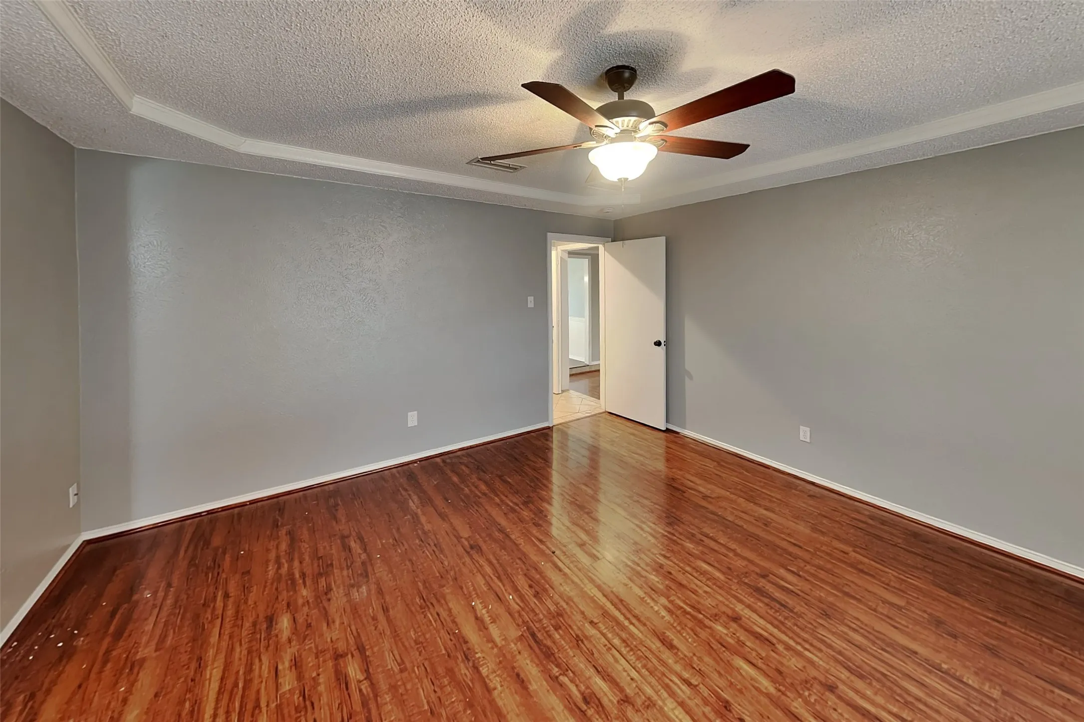 Single Family Residence For Rent in Tarrant County , 305 Bremen Drive, Hurst, Texas 76054, 3 Bedroom, 2 Bathroom, 2 Garage spaces, 1,612 Sqft, built in 1980, mls#21391641, Real Estate Agent in Hurst, Homes For Rent in Tarrant county, Homes For Rent in Hurst, Realtor in Hurst Texas, Real Estate Brokerage Independent Realty Texas, Luminita Cordes Realtor