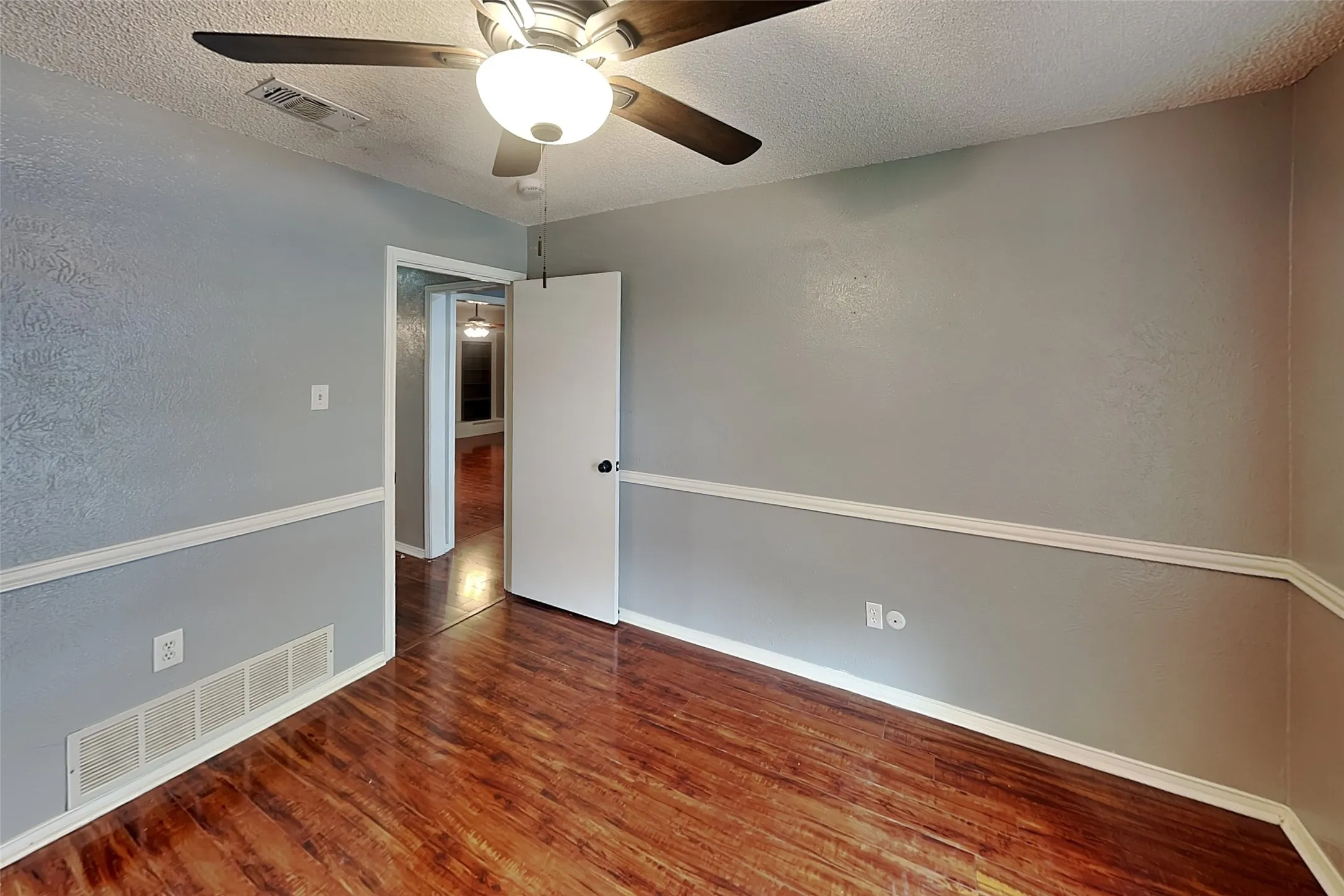 Single Family Residence For Rent in Tarrant County , 305 Bremen Drive, Hurst, Texas 76054, 3 Bedroom, 2 Bathroom, 2 Garage spaces, 1,612 Sqft, built in 1980, mls#21391641, Real Estate Agent in Hurst, Homes For Rent in Tarrant county, Homes For Rent in Hurst, Realtor in Hurst Texas, Real Estate Brokerage Independent Realty Texas, Luminita Cordes Realtor