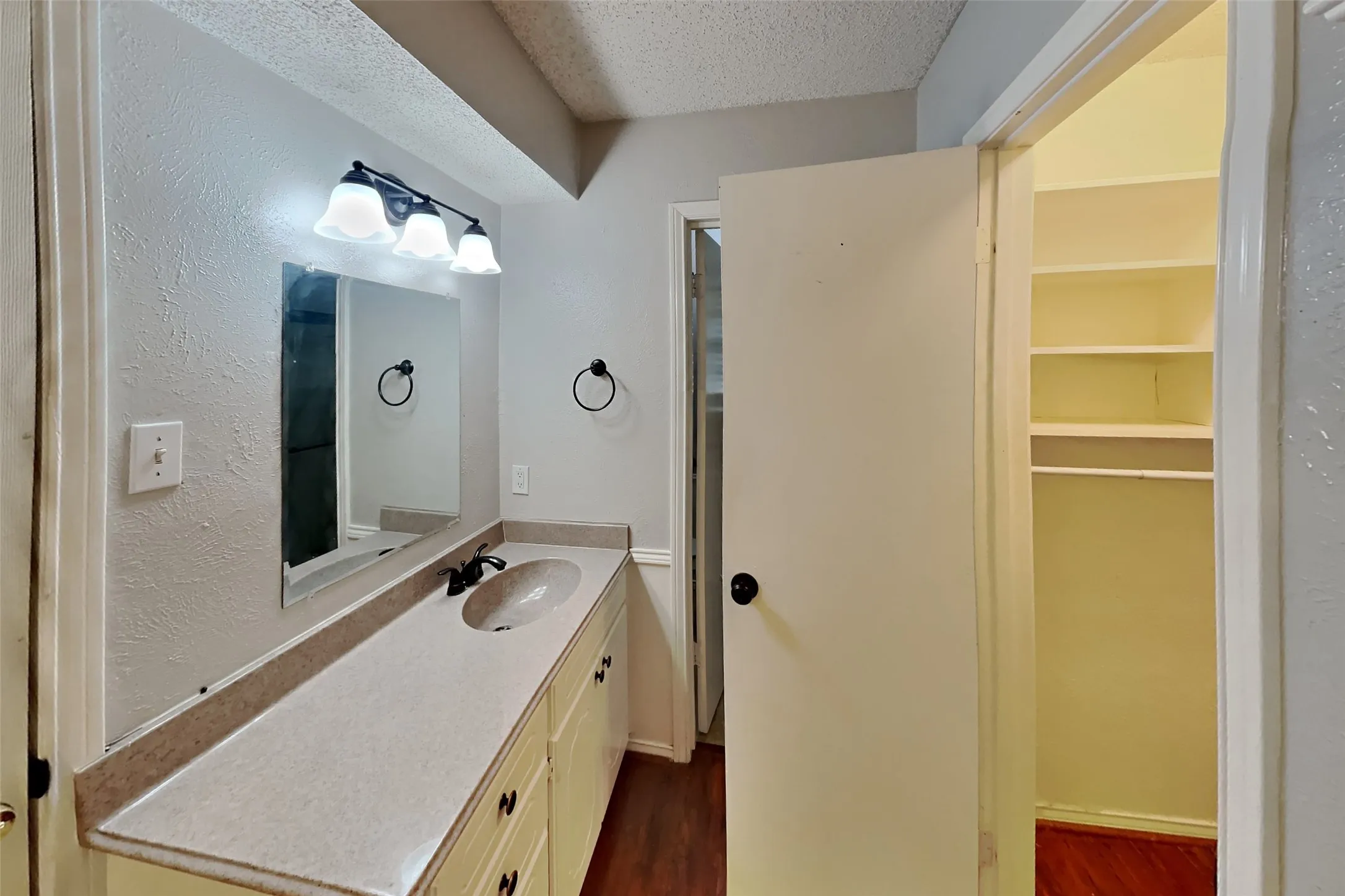Single Family Residence For Rent in Tarrant County , 305 Bremen Drive, Hurst, Texas 76054, 3 Bedroom, 2 Bathroom, 2 Garage spaces, 1,612 Sqft, built in 1980, mls#21391641, Real Estate Agent in Hurst, Homes For Rent in Tarrant county, Homes For Rent in Hurst, Realtor in Hurst Texas, Real Estate Brokerage Independent Realty Texas, Luminita Cordes Realtor