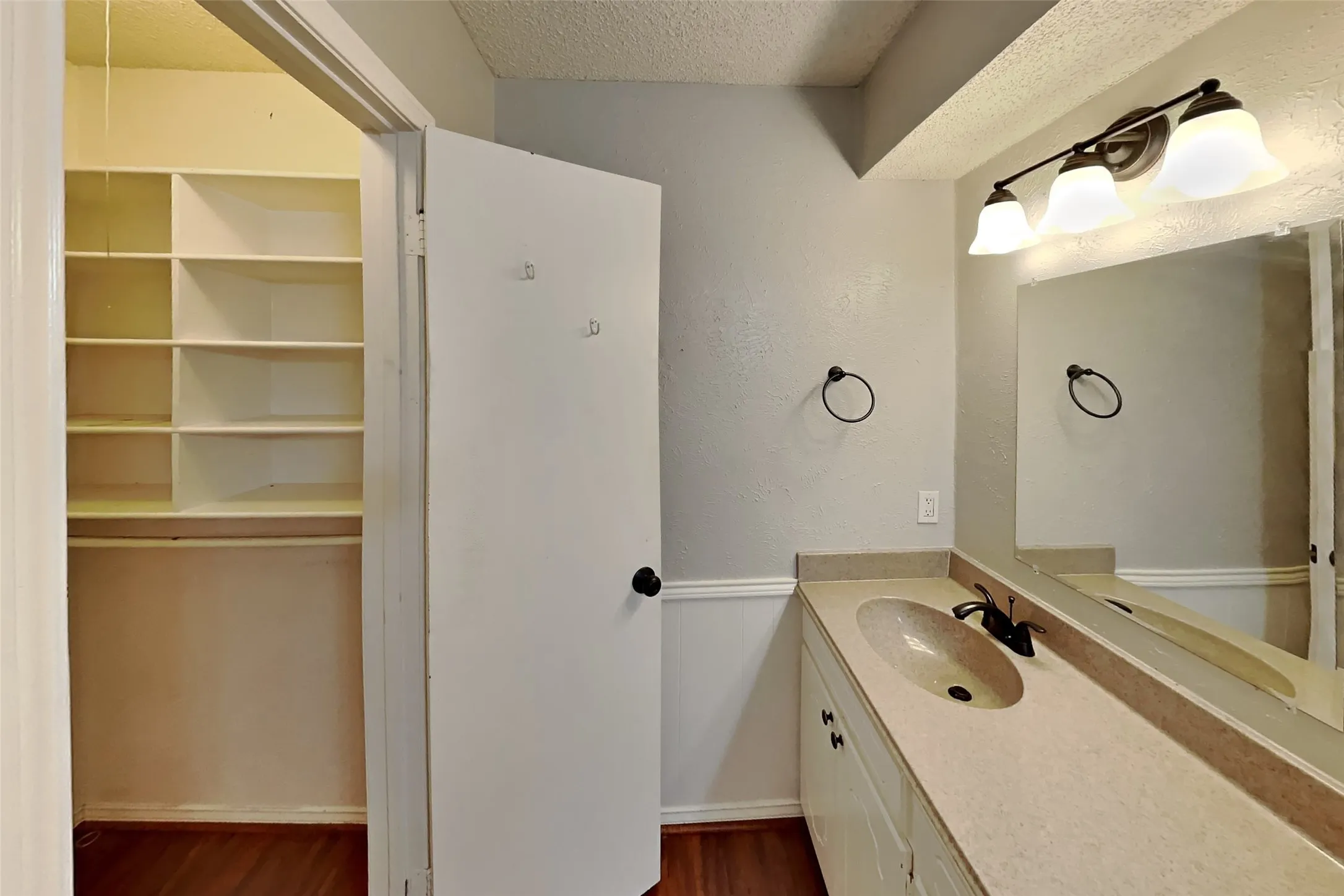 Single Family Residence For Rent in Tarrant County , 305 Bremen Drive, Hurst, Texas 76054, 3 Bedroom, 2 Bathroom, 2 Garage spaces, 1,612 Sqft, built in 1980, mls#21391641, Real Estate Agent in Hurst, Homes For Rent in Tarrant county, Homes For Rent in Hurst, Realtor in Hurst Texas, Real Estate Brokerage Independent Realty Texas, Luminita Cordes Realtor