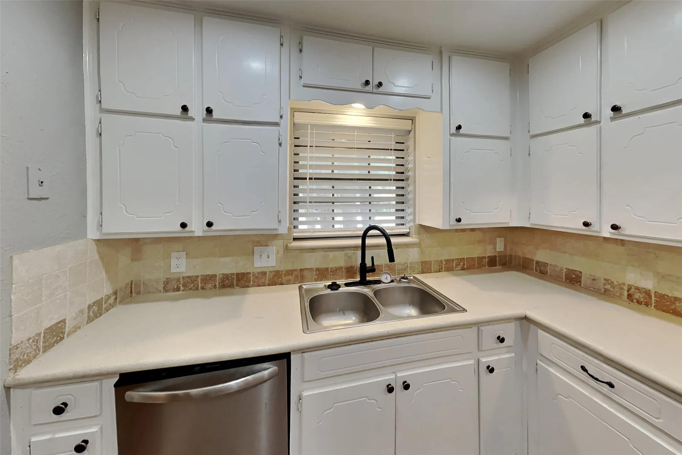 Single Family Residence For Rent in Tarrant County , 305 Bremen Drive, Hurst, Texas 76054, 3 Bedroom, 2 Bathroom, 2 Garage spaces, 1,612 Sqft, built in 1980, mls#21391641, Real Estate Agent in Hurst, Homes For Rent in Tarrant county, Homes For Rent in Hurst, Realtor in Hurst Texas, Real Estate Brokerage Independent Realty Texas, Luminita Cordes Realtor