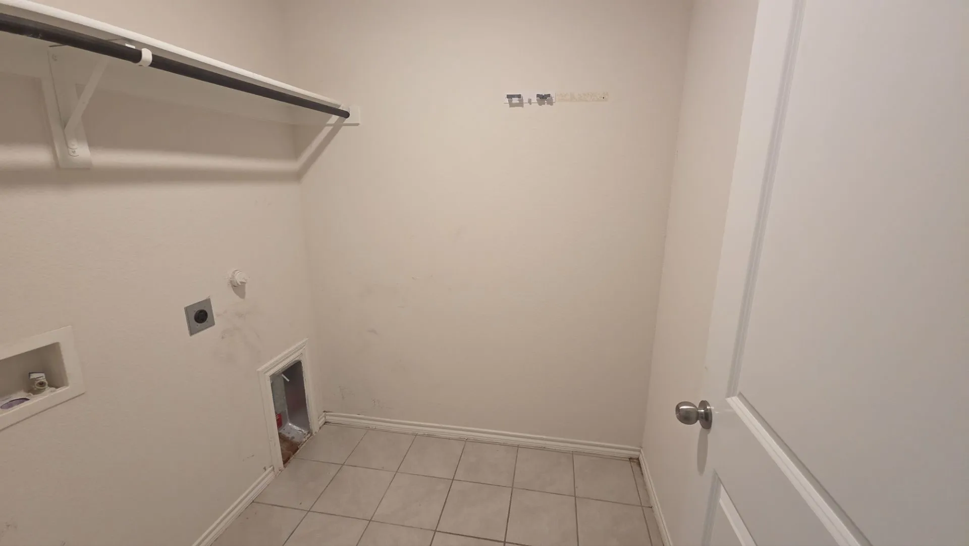 Tile flooring with a single shelf and hanging rod
