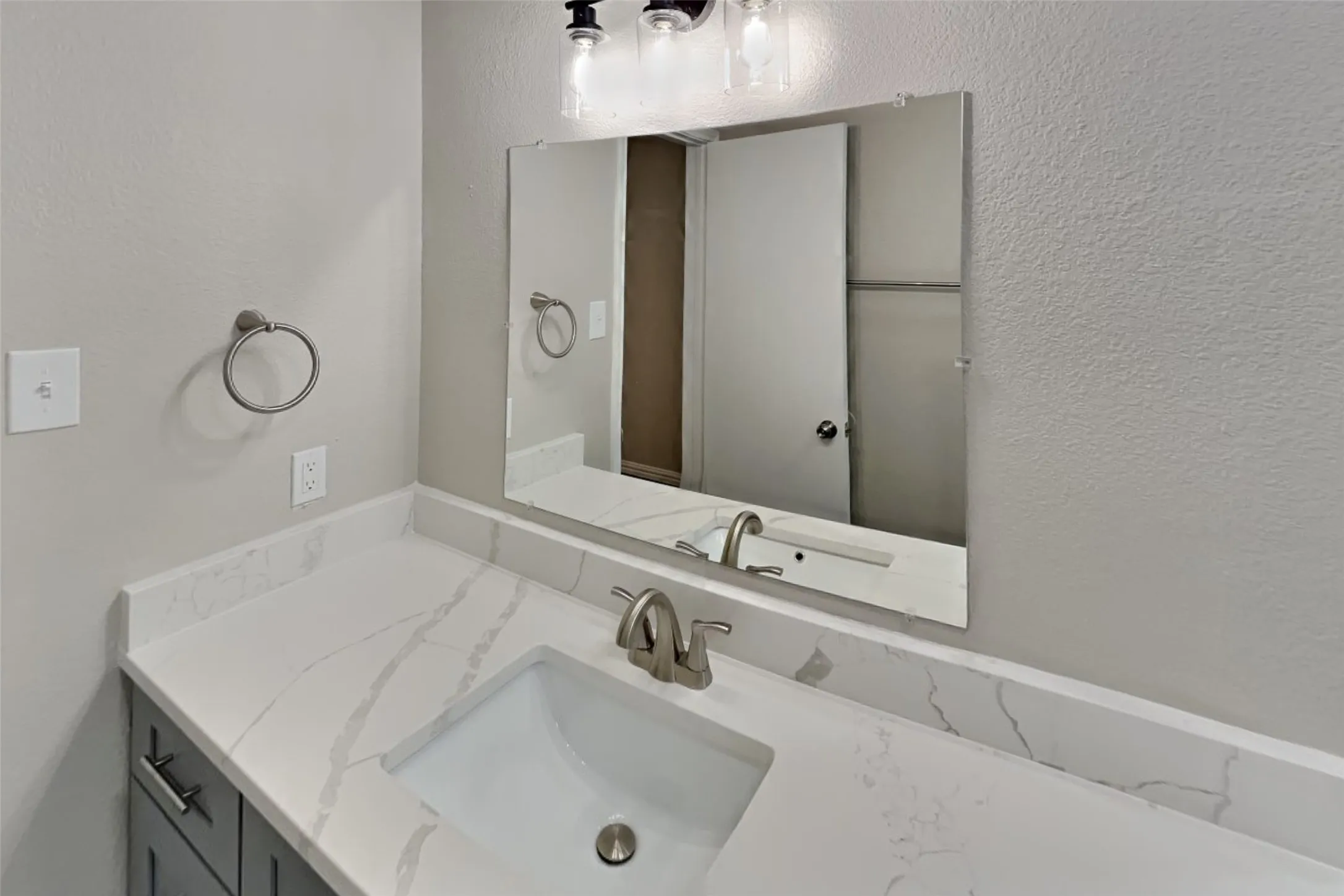 Single Family Residence For Rent in Tarrant County , 8728 Sumter Way, Fort Worth, Texas 76244, 3 Bedroom, 2 Bathroom, 2 Garage spaces, 1,528 Sqft, built in 2003, mls#21391648, Real Estate Agent in Fort Worth, Homes For Rent in Tarrant county, Homes For Rent in Fort Worth, Realtor in Fort Worth Texas, Real Estate Brokerage Independent Realty Texas, Luminita Cordes Realtor