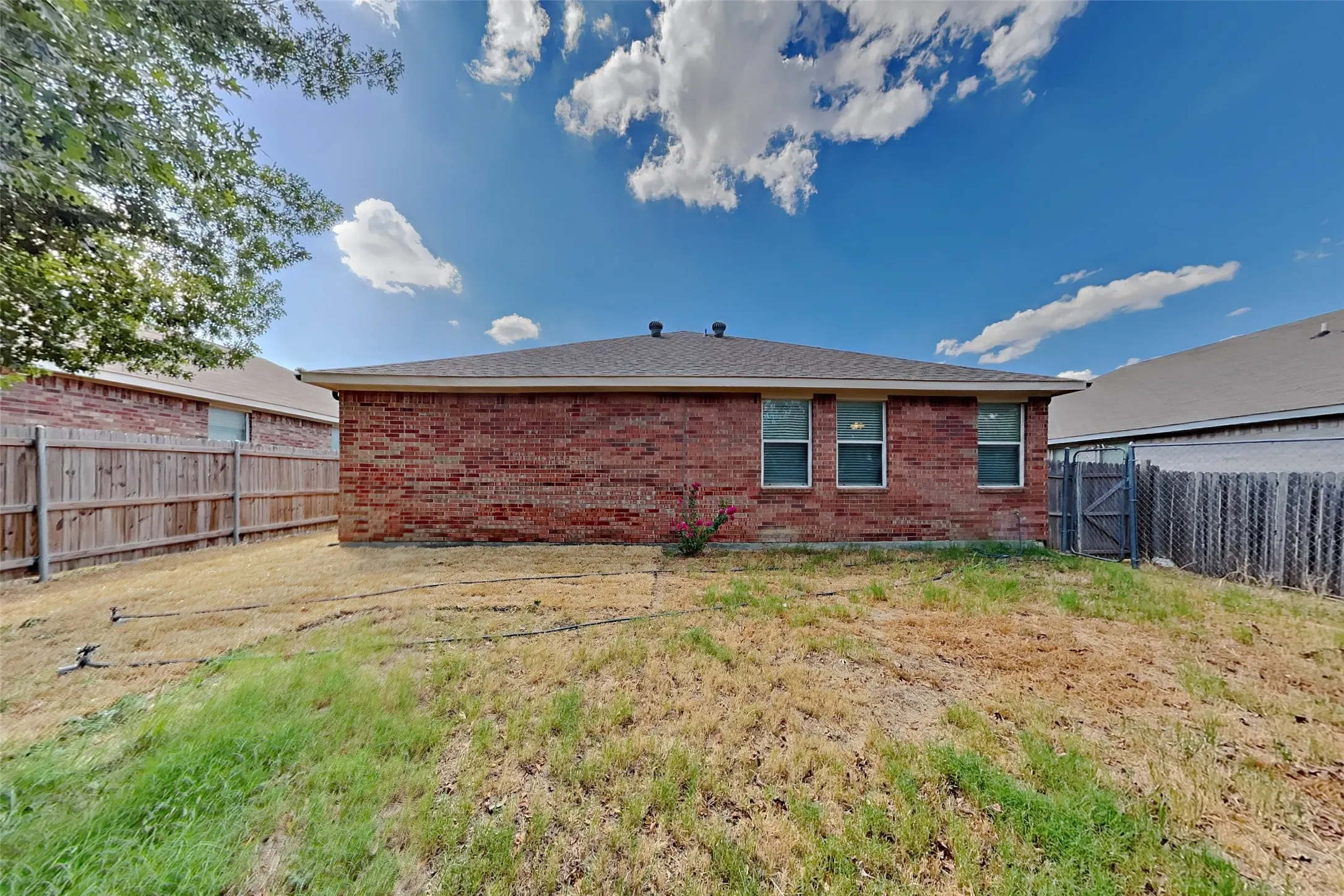 Single Family Residence For Rent in Tarrant County , 8728 Sumter Way, Fort Worth, Texas 76244, 3 Bedroom, 2 Bathroom, 2 Garage spaces, 1,528 Sqft, built in 2003, mls#21391648, Real Estate Agent in Fort Worth, Homes For Rent in Tarrant county, Homes For Rent in Fort Worth, Realtor in Fort Worth Texas, Real Estate Brokerage Independent Realty Texas, Luminita Cordes Realtor