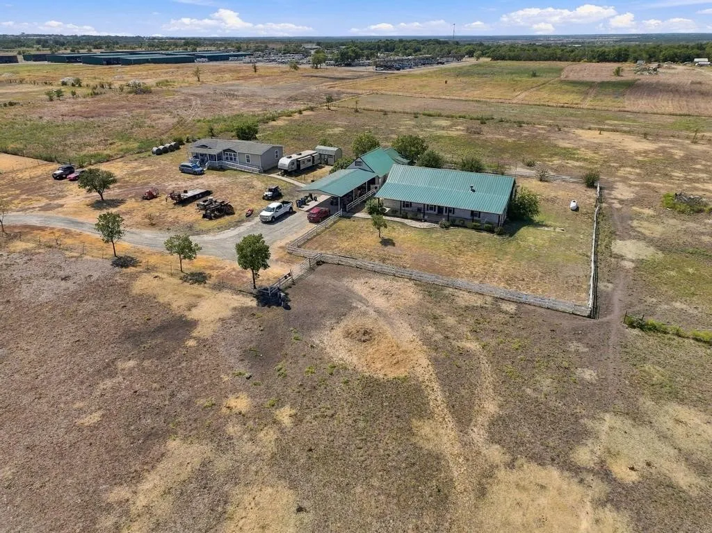 Farm For Sale in Grayson County , 2141 Block Road, Gunter, Texas 75058, 3 Bedroom, 2 Bathroom, 4 Garage spaces, 1,800 Sqft, built in 2007, mls#21391518, Real Estate Agent in Gunter, Homes For Sale in Grayson county, Homes For Sale in Gunter, Realtor in Gunter Texas, Real Estate Brokerage Independent Realty Texas, Luminita Cordes Realtor
