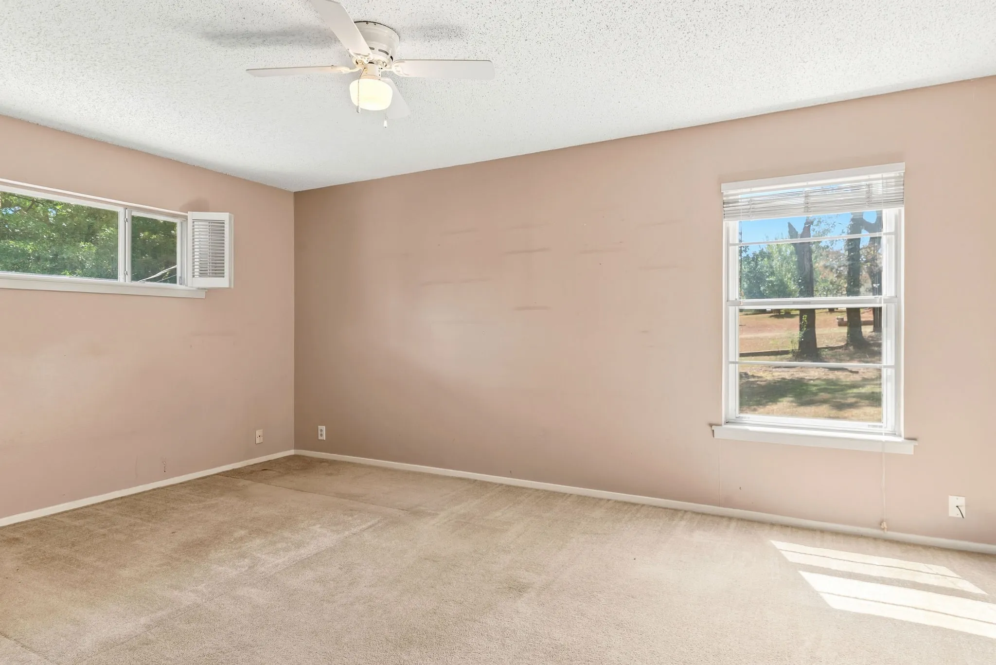 Single Family Residence For Sale in Titus County , 516 Azalea Lane, Mt Pleasant, Texas 75455, 4 Bedroom, 3 Bathroom, 1 Garage spaces, 2,102 Sqft, built in 1972, mls#21391461, Real Estate Agent in Mt Pleasant, Homes For Sale in Titus county, Homes For Sale in Mt Pleasant, Realtor in Mt Pleasant Texas, Real Estate Brokerage Independent Realty Texas, Luminita Cordes Realtor