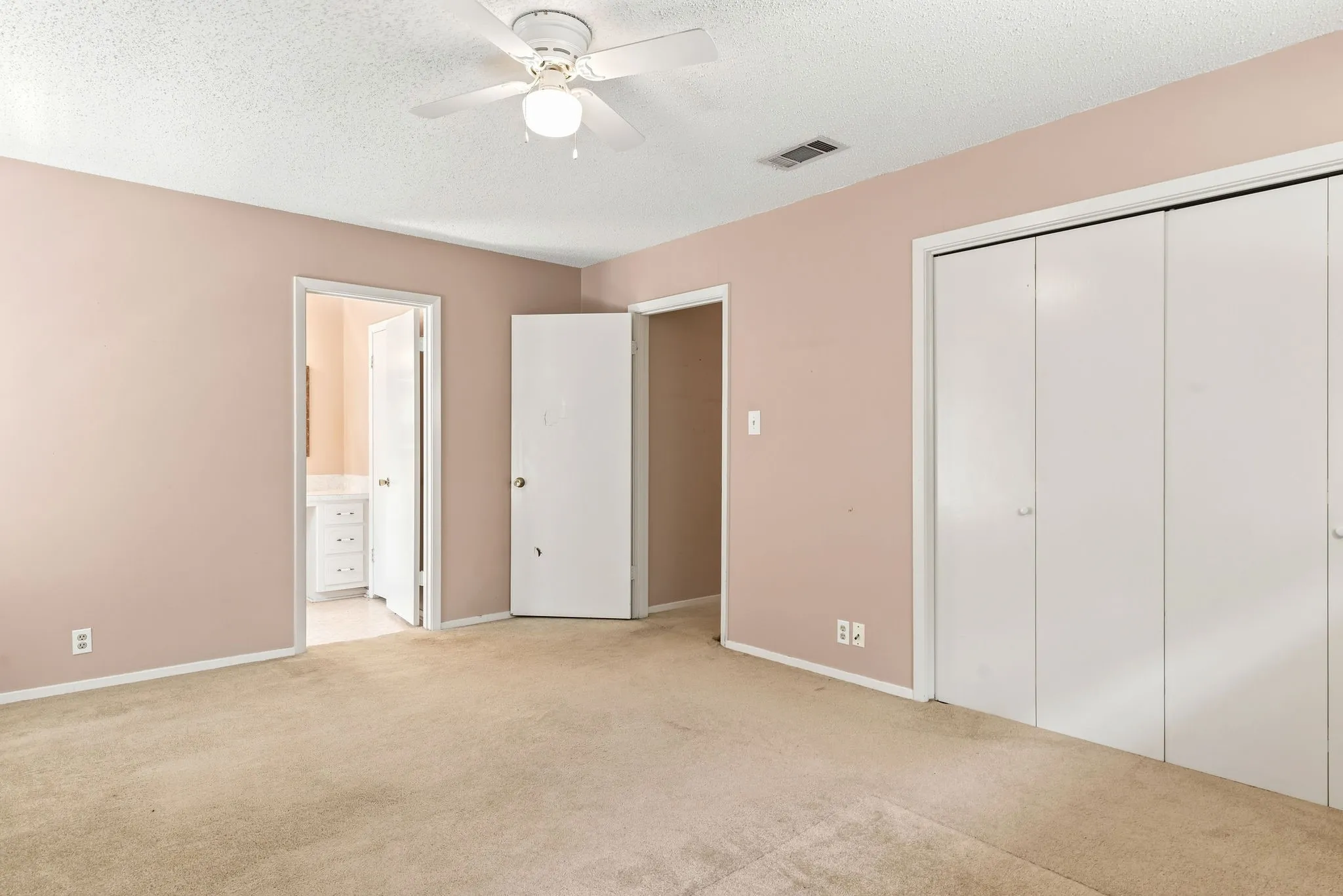 Single Family Residence For Sale in Titus County , 516 Azalea Lane, Mt Pleasant, Texas 75455, 4 Bedroom, 3 Bathroom, 1 Garage spaces, 2,102 Sqft, built in 1972, mls#21391461, Real Estate Agent in Mt Pleasant, Homes For Sale in Titus county, Homes For Sale in Mt Pleasant, Realtor in Mt Pleasant Texas, Real Estate Brokerage Independent Realty Texas, Luminita Cordes Realtor