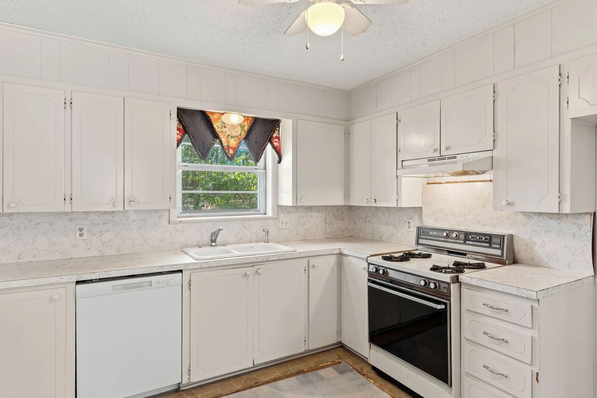 Single Family Residence For Sale in Titus County , 516 Azalea Lane, Mt Pleasant, Texas 75455, 4 Bedroom, 3 Bathroom, 1 Garage spaces, 2,102 Sqft, built in 1972, mls#21391461, Real Estate Agent in Mt Pleasant, Homes For Sale in Titus county, Homes For Sale in Mt Pleasant, Realtor in Mt Pleasant Texas, Real Estate Brokerage Independent Realty Texas, Luminita Cordes Realtor