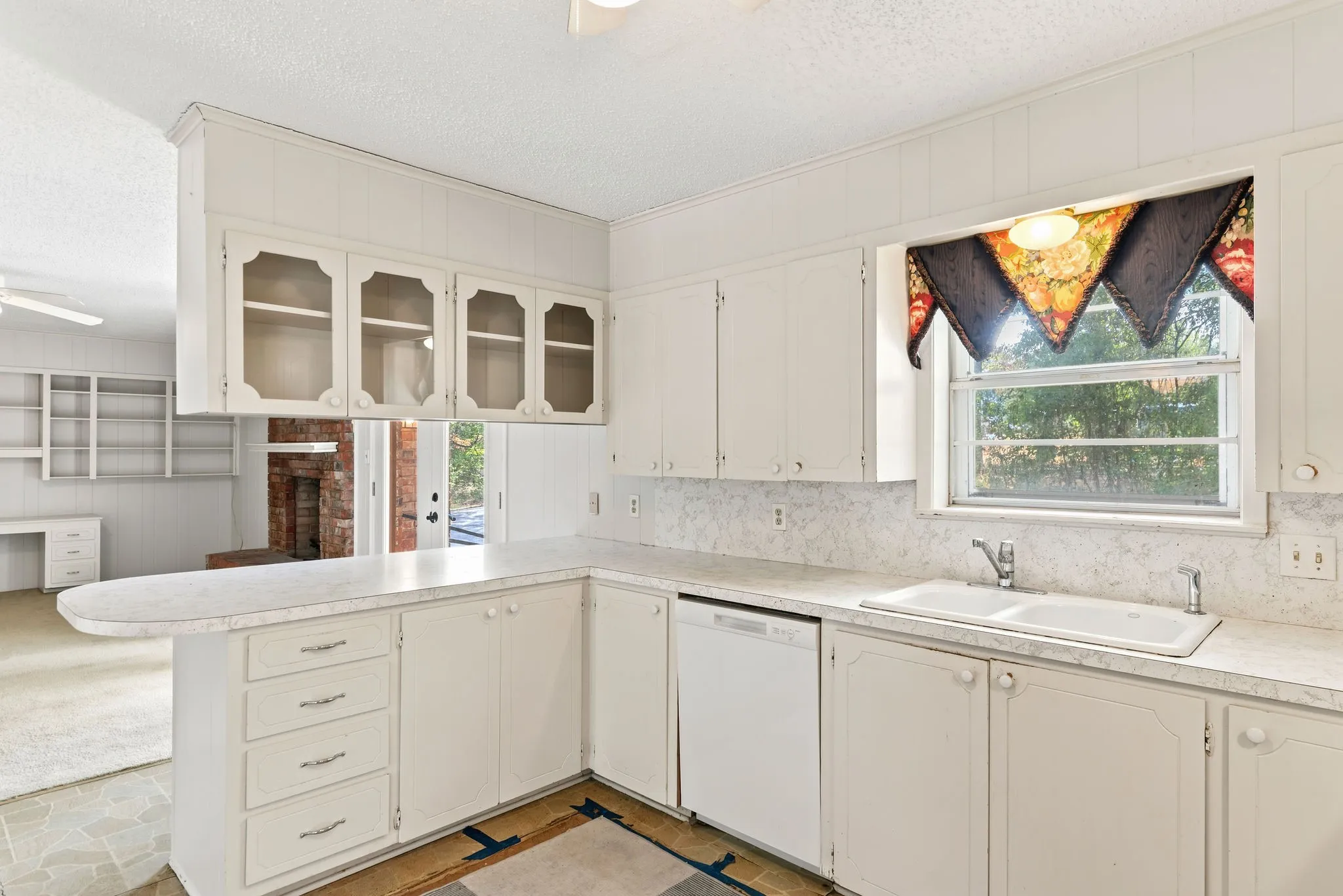 Single Family Residence For Sale in Titus County , 516 Azalea Lane, Mt Pleasant, Texas 75455, 4 Bedroom, 3 Bathroom, 1 Garage spaces, 2,102 Sqft, built in 1972, mls#21391461, Real Estate Agent in Mt Pleasant, Homes For Sale in Titus county, Homes For Sale in Mt Pleasant, Realtor in Mt Pleasant Texas, Real Estate Brokerage Independent Realty Texas, Luminita Cordes Realtor