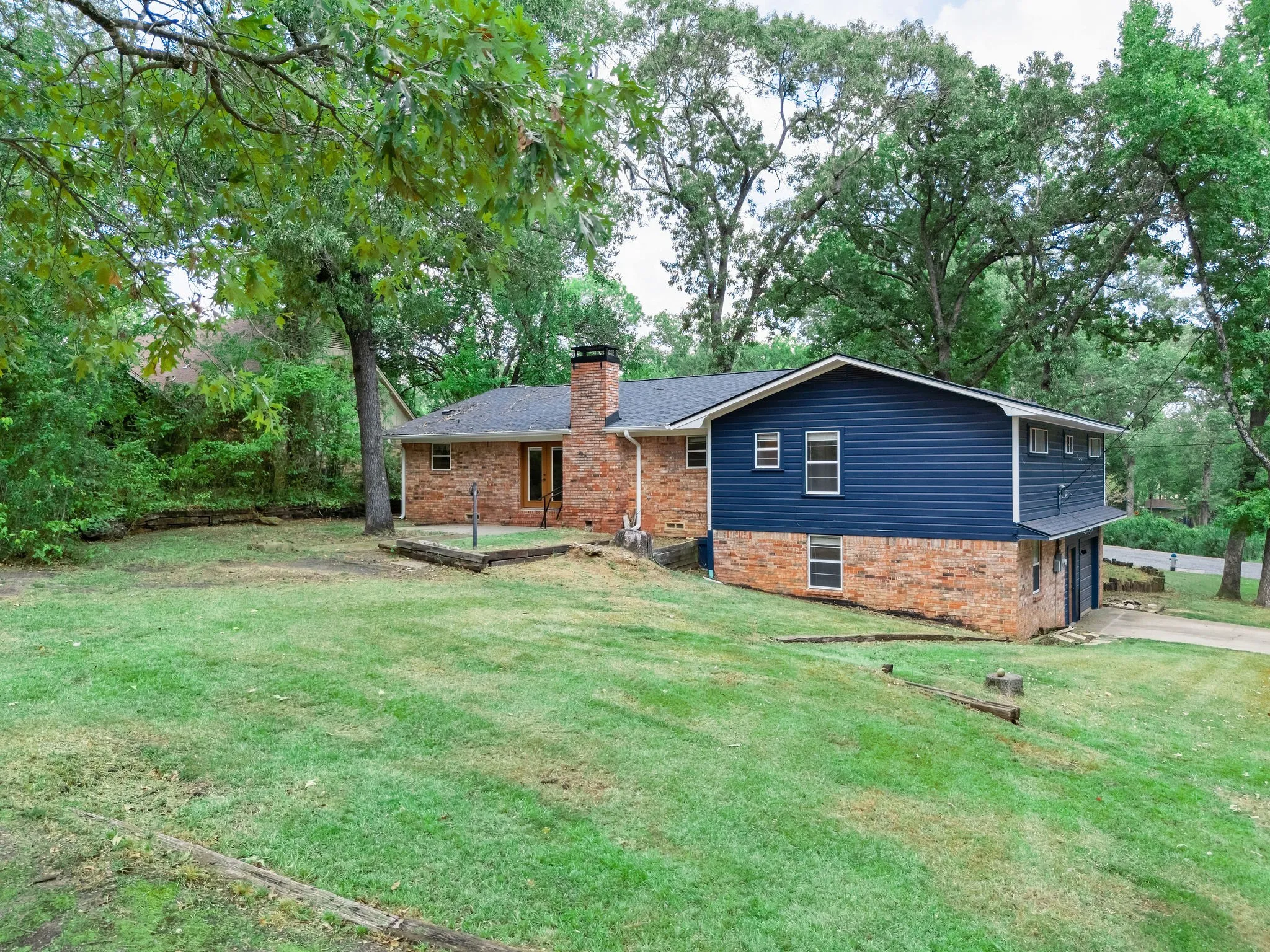 Single Family Residence For Sale in Titus County , 516 Azalea Lane, Mt Pleasant, Texas 75455, 4 Bedroom, 3 Bathroom, 1 Garage spaces, 2,102 Sqft, built in 1972, mls#21391461, Real Estate Agent in Mt Pleasant, Homes For Sale in Titus county, Homes For Sale in Mt Pleasant, Realtor in Mt Pleasant Texas, Real Estate Brokerage Independent Realty Texas, Luminita Cordes Realtor