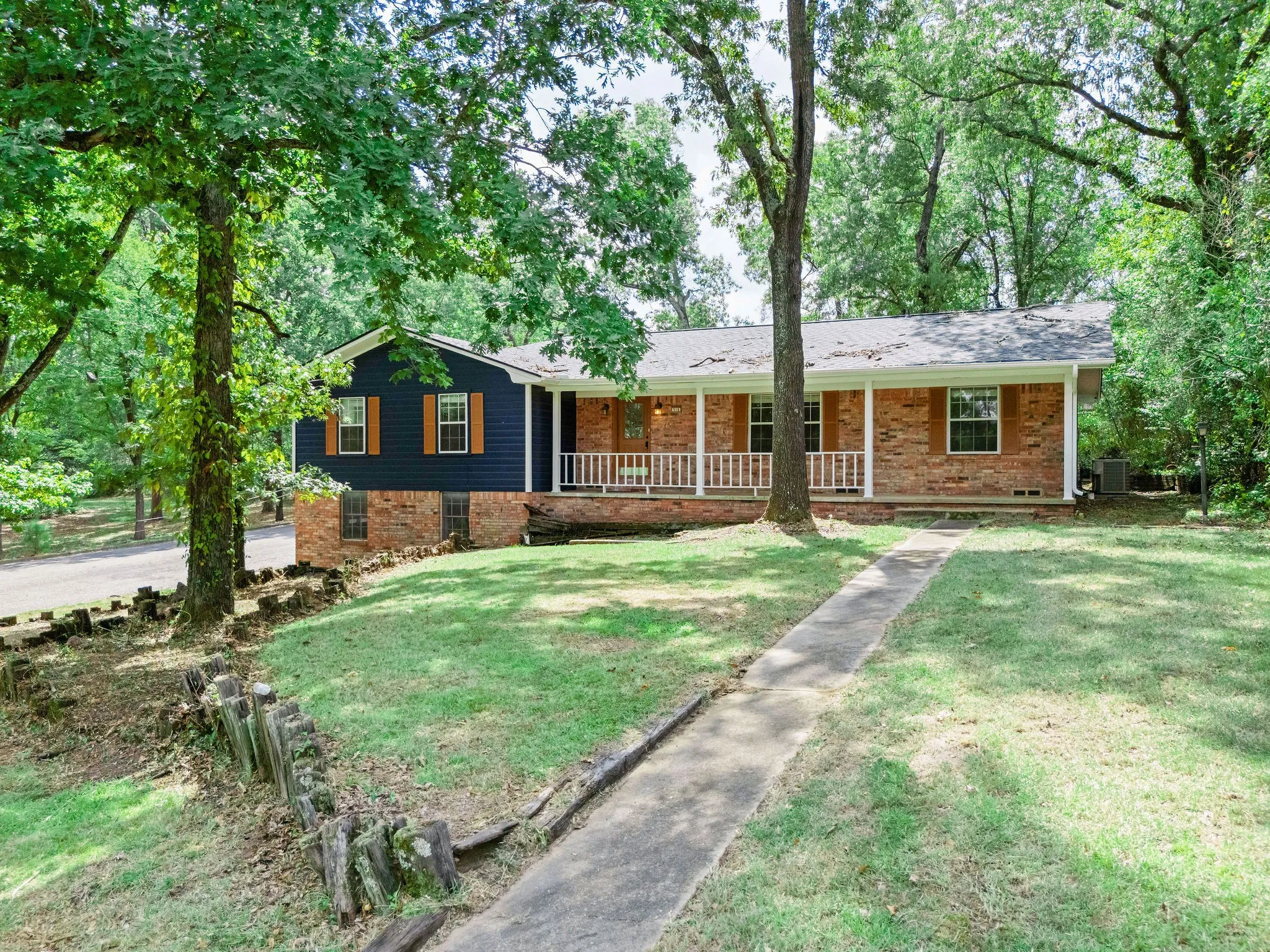 Single Family Residence For Sale in Titus County , 516 Azalea Lane, Mt Pleasant, Texas 75455, 4 Bedroom, 3 Bathroom, 1 Garage spaces, 2,102 Sqft, built in 1972, mls#21391461, Real Estate Agent in Mt Pleasant, Homes For Sale in Titus county, Homes For Sale in Mt Pleasant, Realtor in Mt Pleasant Texas, Real Estate Brokerage Independent Realty Texas, Luminita Cordes Realtor