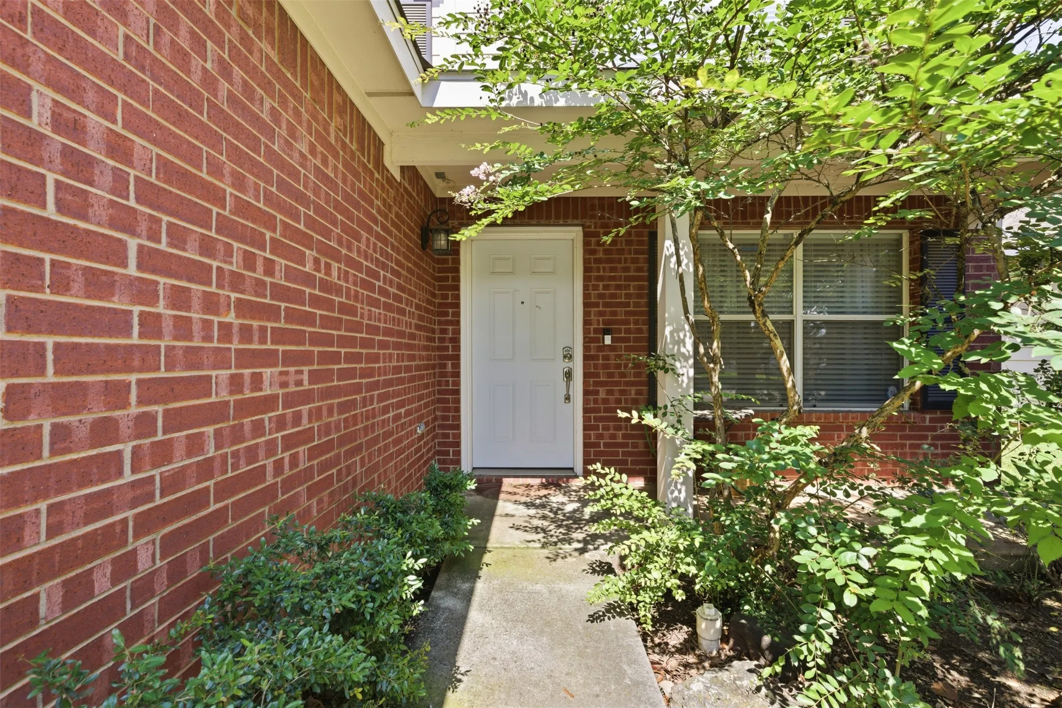 Single Family Residence For Rent in Denton County , 2313 Southway, Denton, Texas 76207, 4 Bedroom, 3 Bathroom, 2 Garage spaces, 1,585 Sqft, built in 2000, mls#21390706, Real Estate Agent in Denton, Homes For Rent in Denton county, Homes For Rent in Denton, Realtor in Denton Texas, Real Estate Brokerage Independent Realty Texas, Luminita Cordes Realtor
