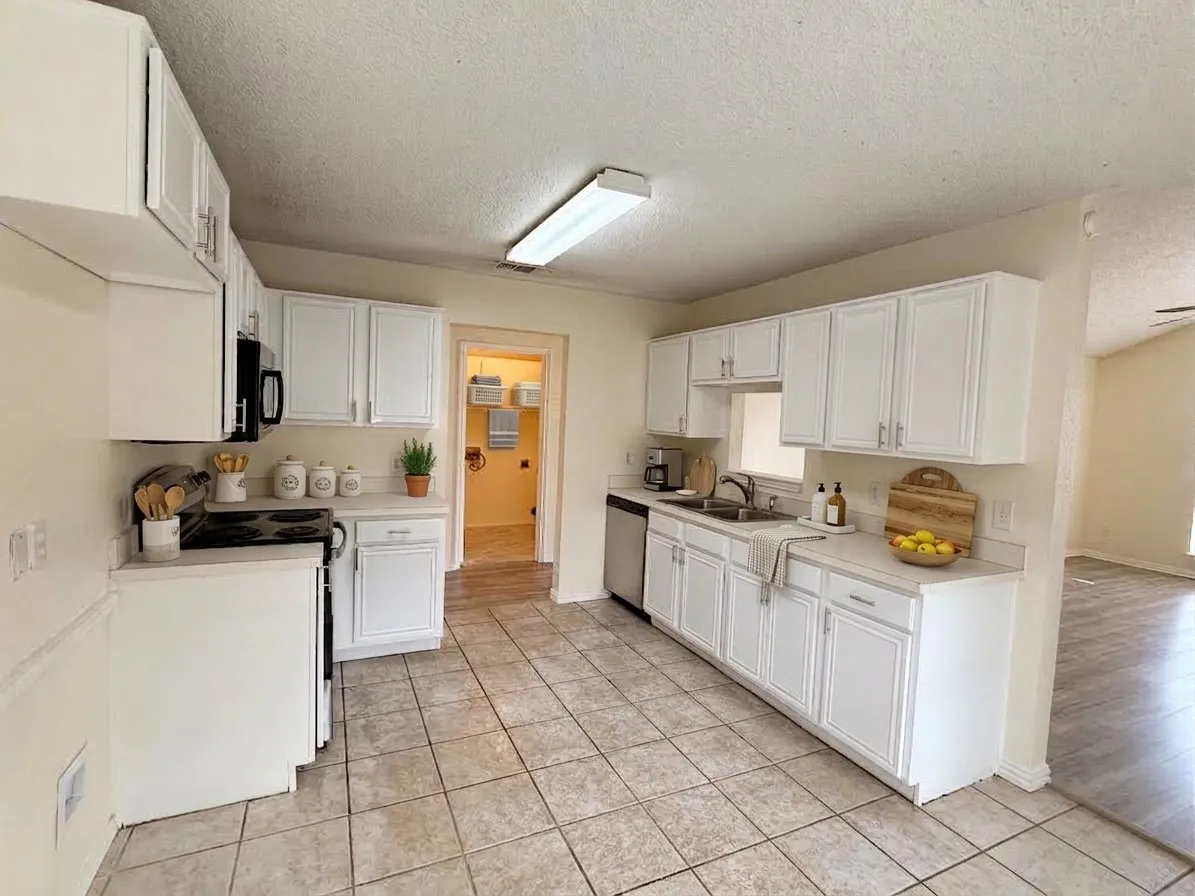 Single Family Residence For Sale in Tarrant County , 8109 E Summer Trail Drive, Fort Worth, Texas 76137, 3 Bedroom, 2 Bathroom, 2 Garage spaces, 1,418 Sqft, built in 1998, mls#21391563, Real Estate Agent in Fort Worth, Homes For Sale in Tarrant county, Homes For Sale in Fort Worth, Realtor in Fort Worth Texas, Real Estate Brokerage Independent Realty Texas, Luminita Cordes Realtor