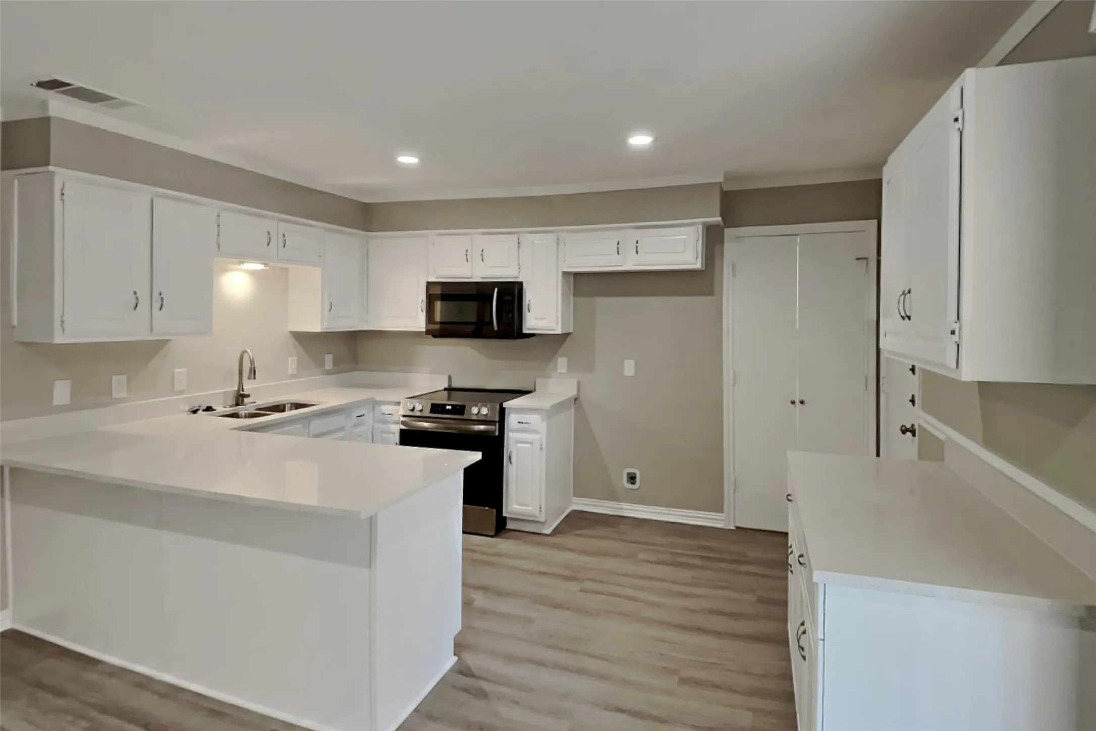 Single Family Residence For Rent in Denton County , 1747 Arledge, Carrollton, Texas 75007, 3 Bedroom, 2 Bathroom, 2 Garage spaces, 1,466 Sqft, built in 1983, mls#21391659, Real Estate Agent in Carrollton, Homes For Rent in Denton county, Homes For Rent in Carrollton, Realtor in Carrollton Texas, Real Estate Brokerage Independent Realty Texas, Luminita Cordes Realtor